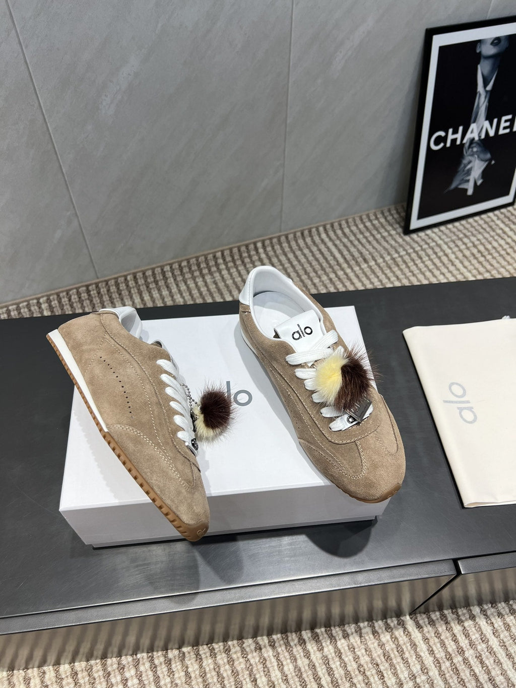 ALO 25S SUNSET SNEAKER IN SMOKY BROWN SUEDE WITH PUFF CHARM
