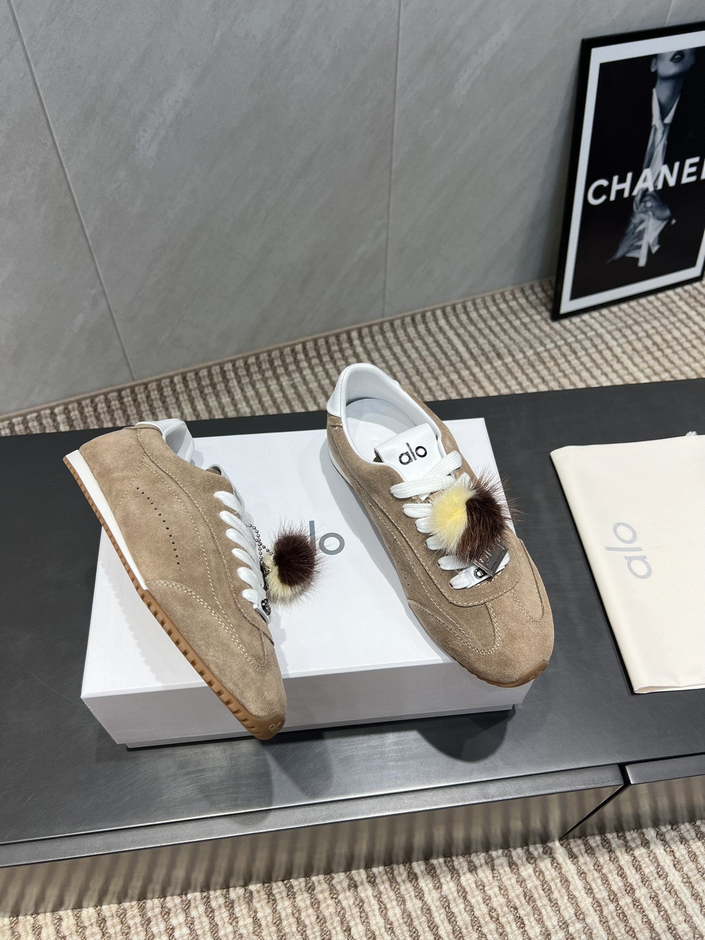 ALO 25S SUNSET SNEAKER IN SMOKY BROWN SUEDE WITH PUFF CHARM