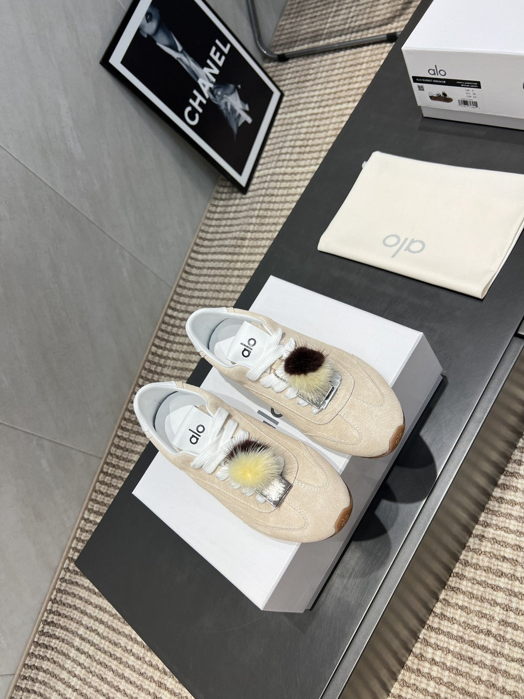 ALO 25S SUNSET SNEAKER IN BEIGE SUEDE WITH PUFF CHARM