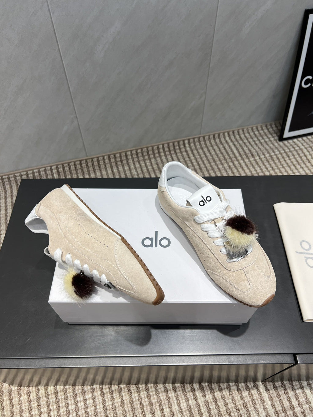ALO 25S SUNSET SNEAKER IN BEIGE SUEDE WITH PUFF CHARM