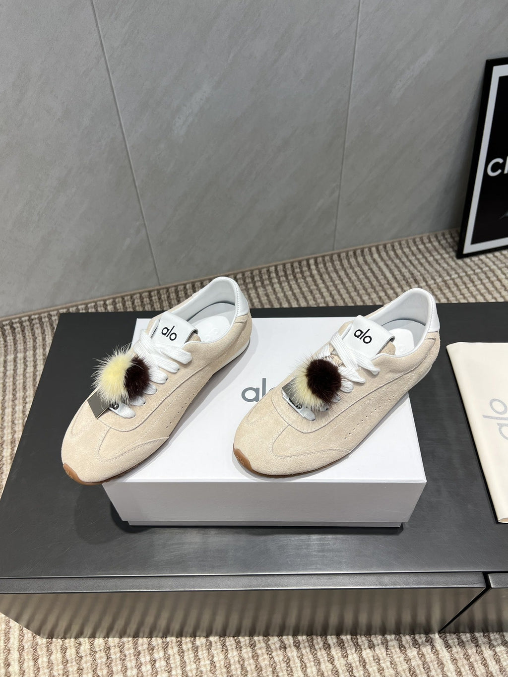 ALO 25S SUNSET SNEAKER IN BEIGE SUEDE WITH PUFF CHARM