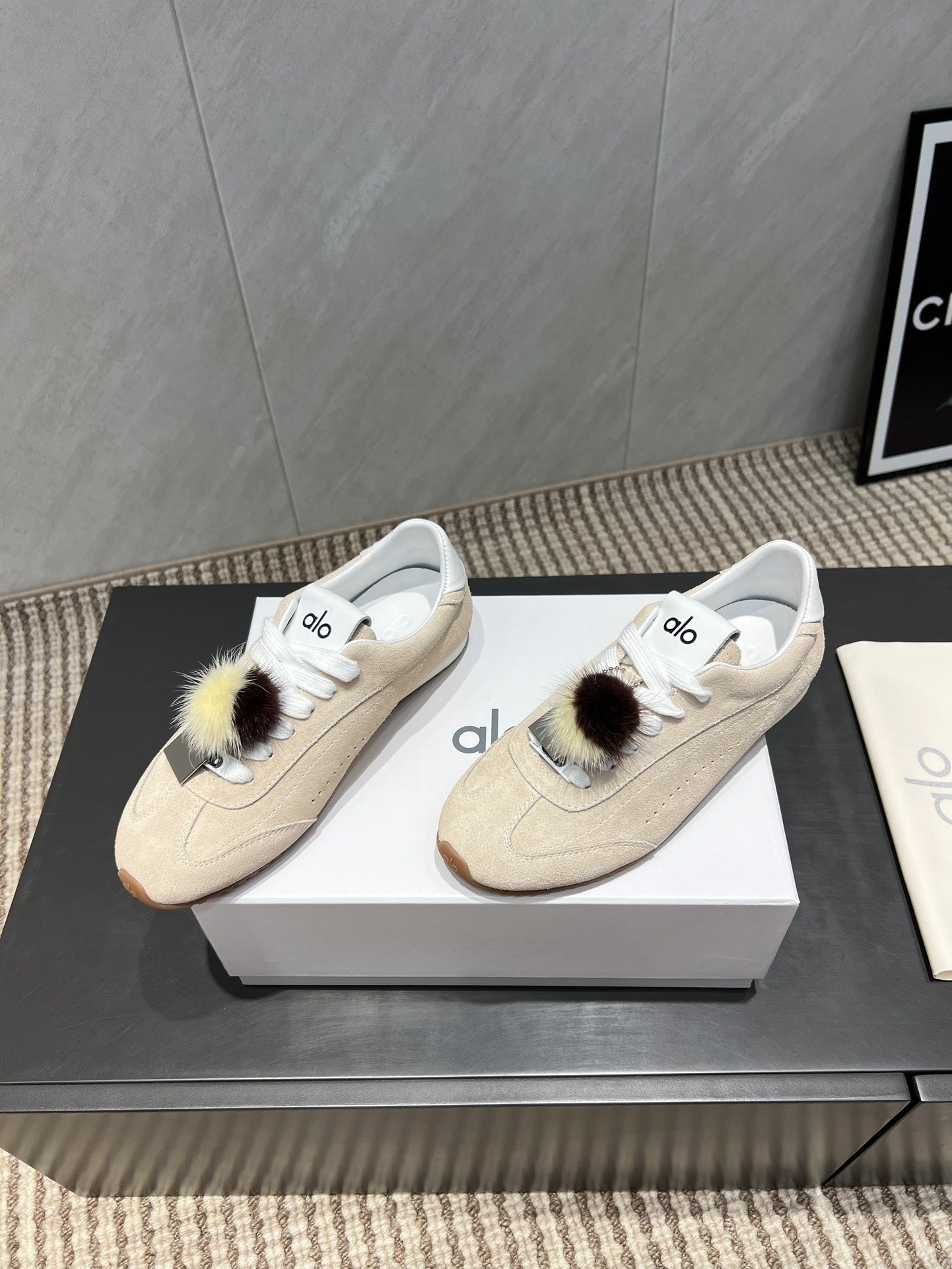 ALO 25S SUNSET SNEAKER IN BEIGE SUEDE WITH PUFF CHARM