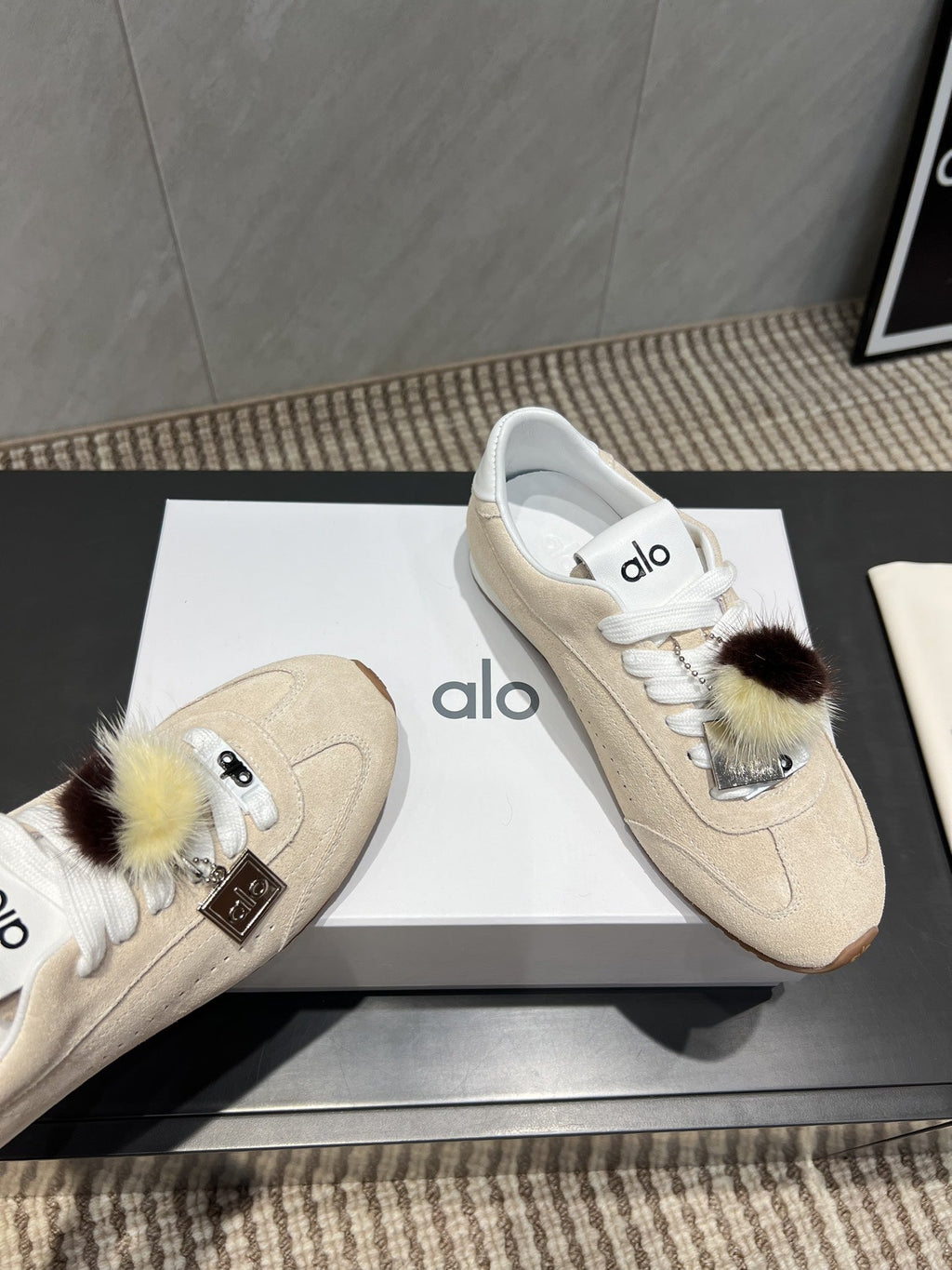 ALO 25S SUNSET SNEAKER IN BEIGE SUEDE WITH PUFF CHARM