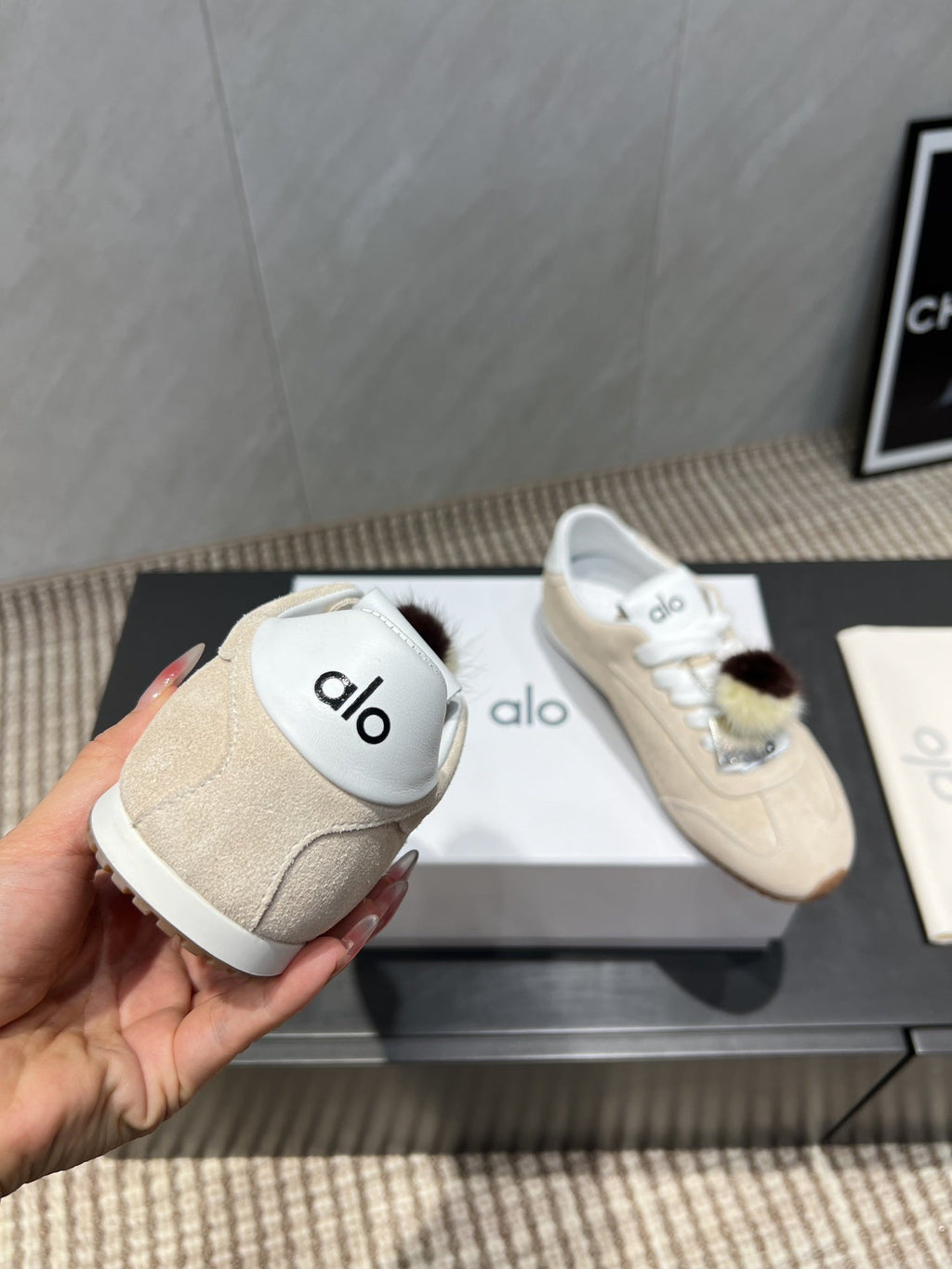 ALO 25S SUNSET SNEAKER IN BEIGE SUEDE WITH PUFF CHARM