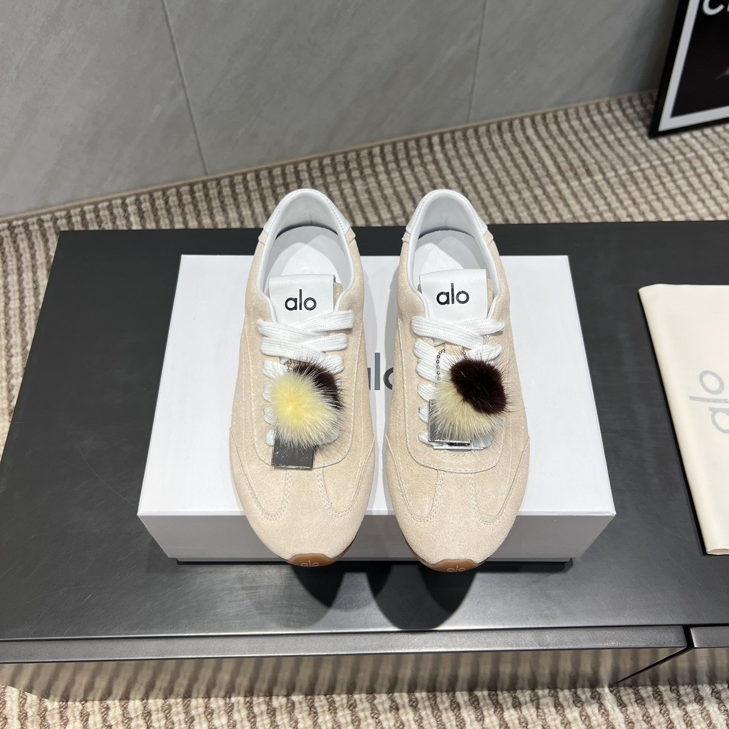 ALO 25S SUNSET SNEAKER IN BEIGE SUEDE WITH PUFF CHARM