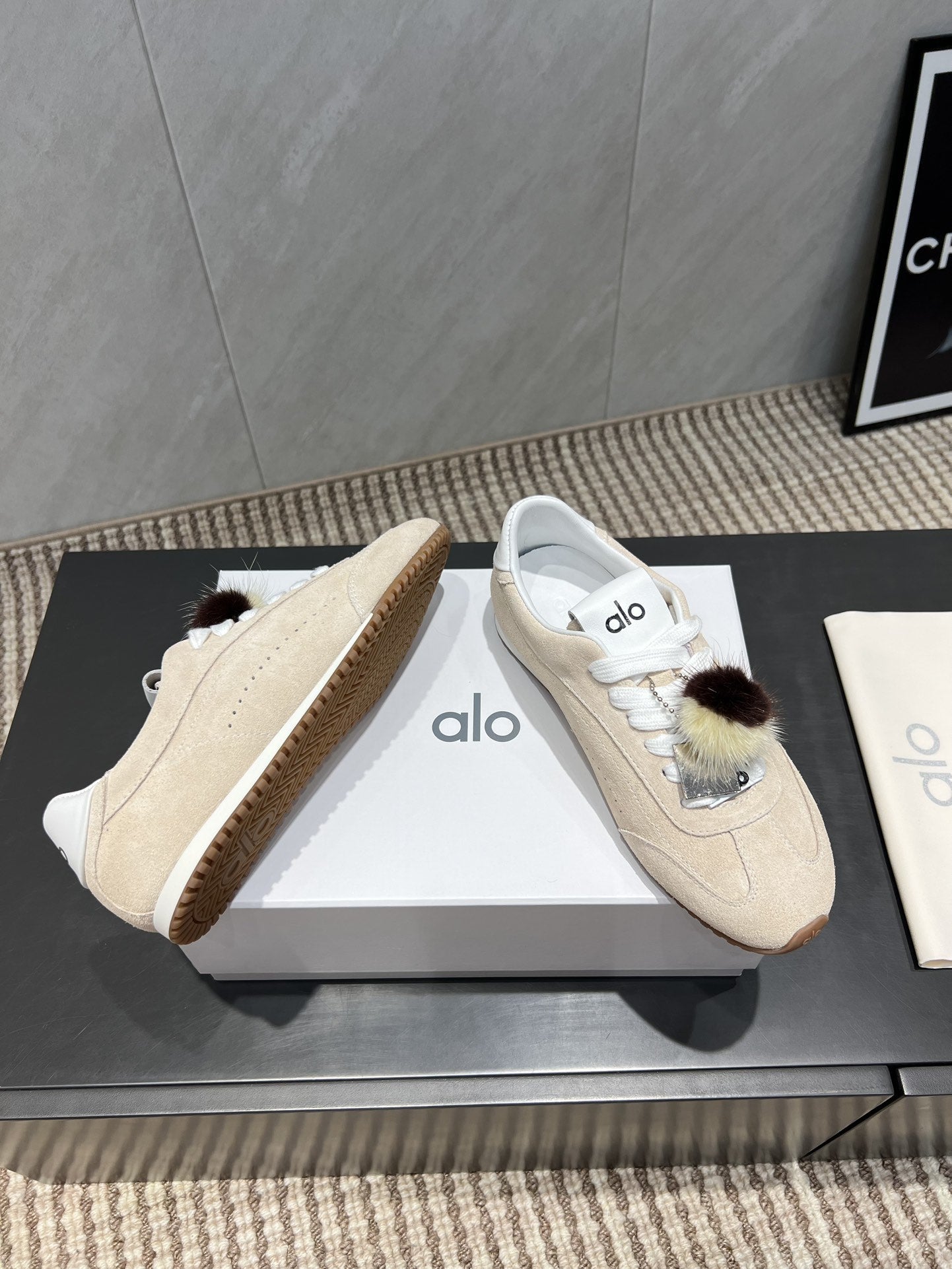ALO 25S SUNSET SNEAKER IN BEIGE SUEDE WITH PUFF CHARM