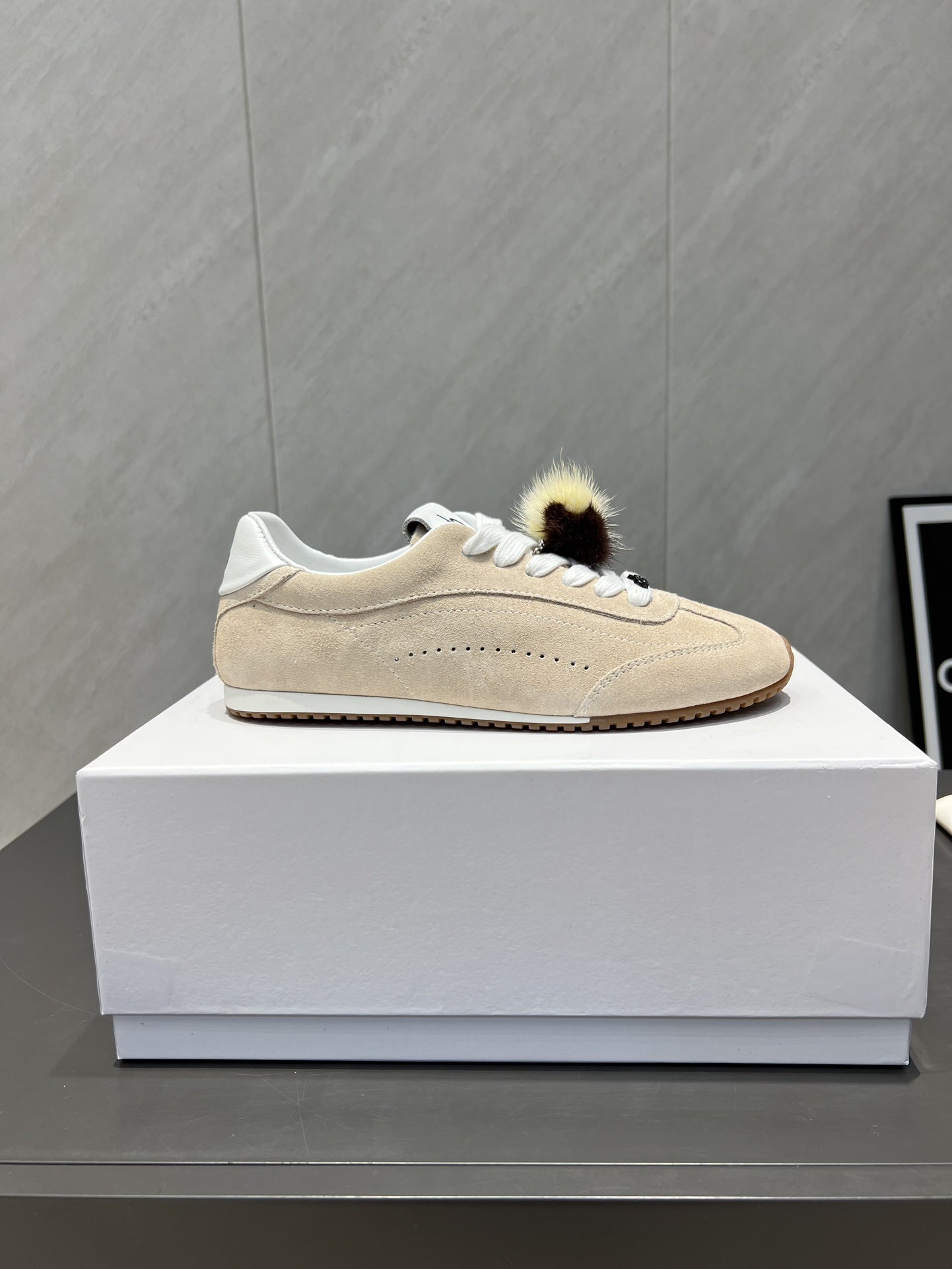 ALO 25S SUNSET SNEAKER IN BEIGE SUEDE WITH PUFF CHARM