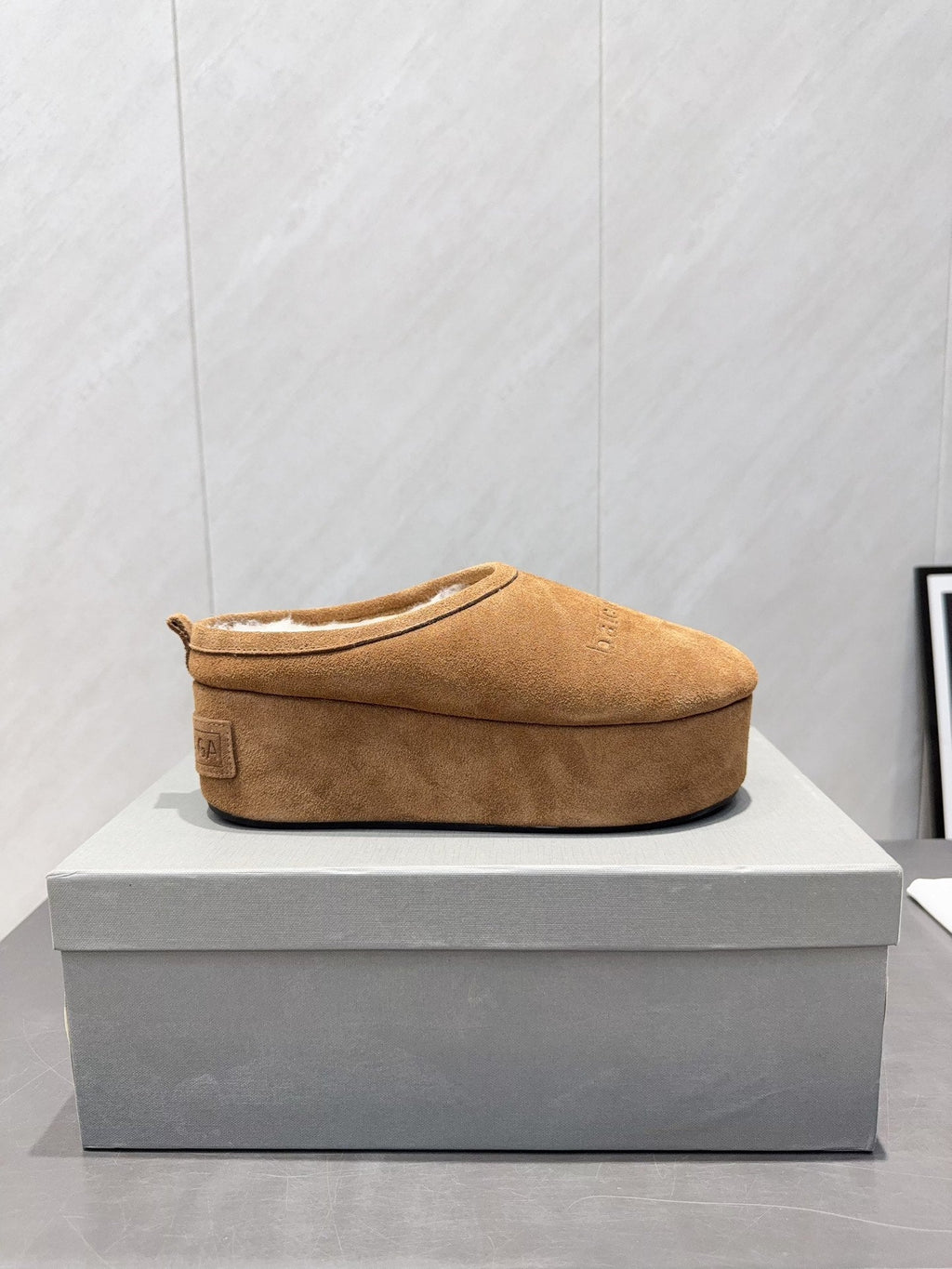 BALENCIAGA 25S AURALEE SLIP-ON 50 MM IN LIGHT BROWN SUEDE STYLE 1
