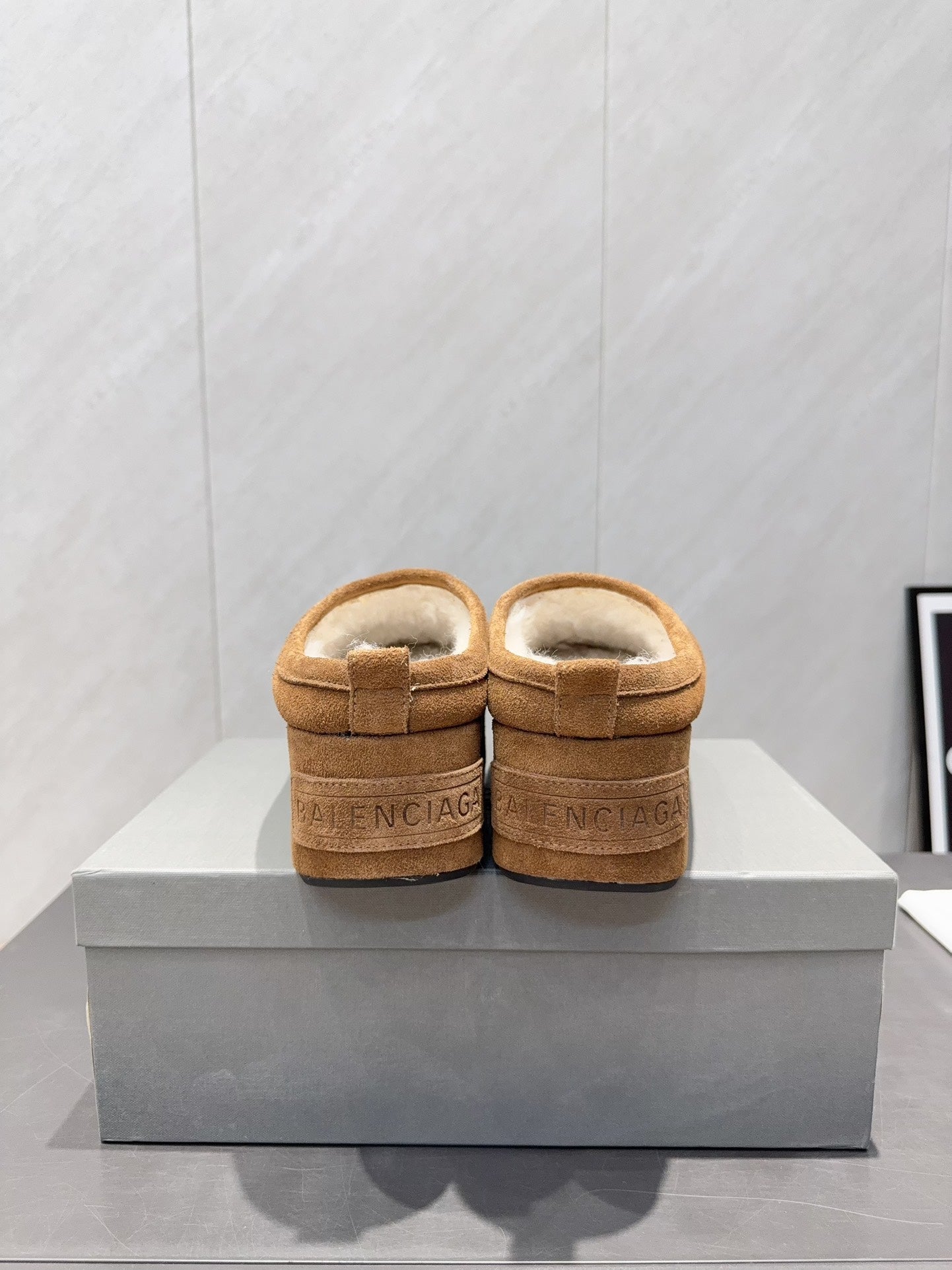 BALENCIAGA 25S AURALEE SLIP-ON 50 MM IN LIGHT BROWN SUEDE STYLE 1