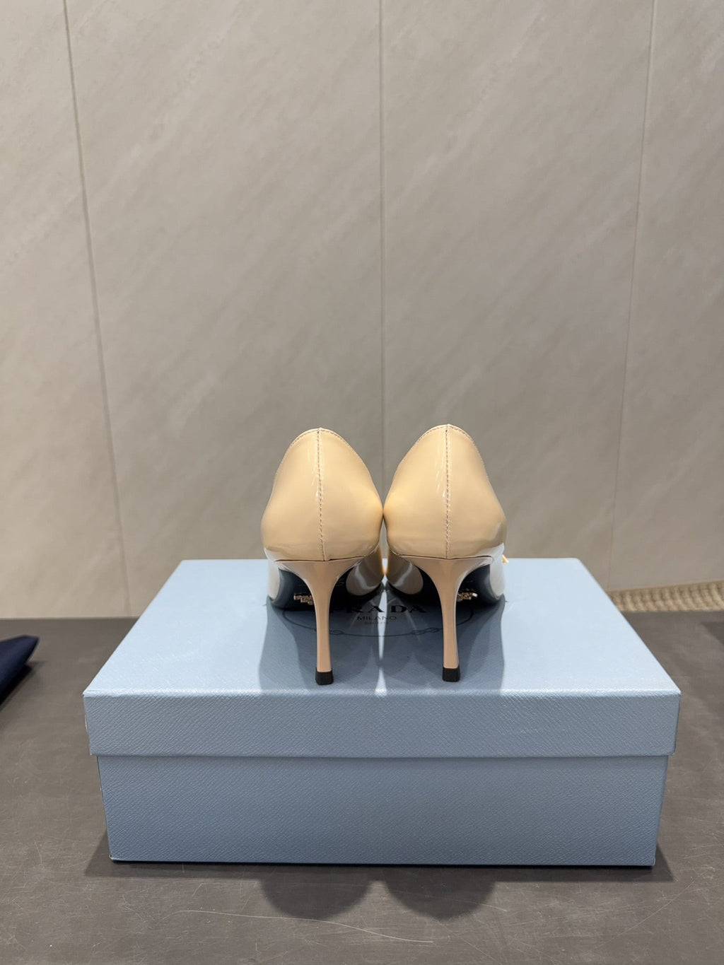 PRADA 26S POINTED TOE HEELS 75MM IN BEIGE CALFSKIN WITH BOW
