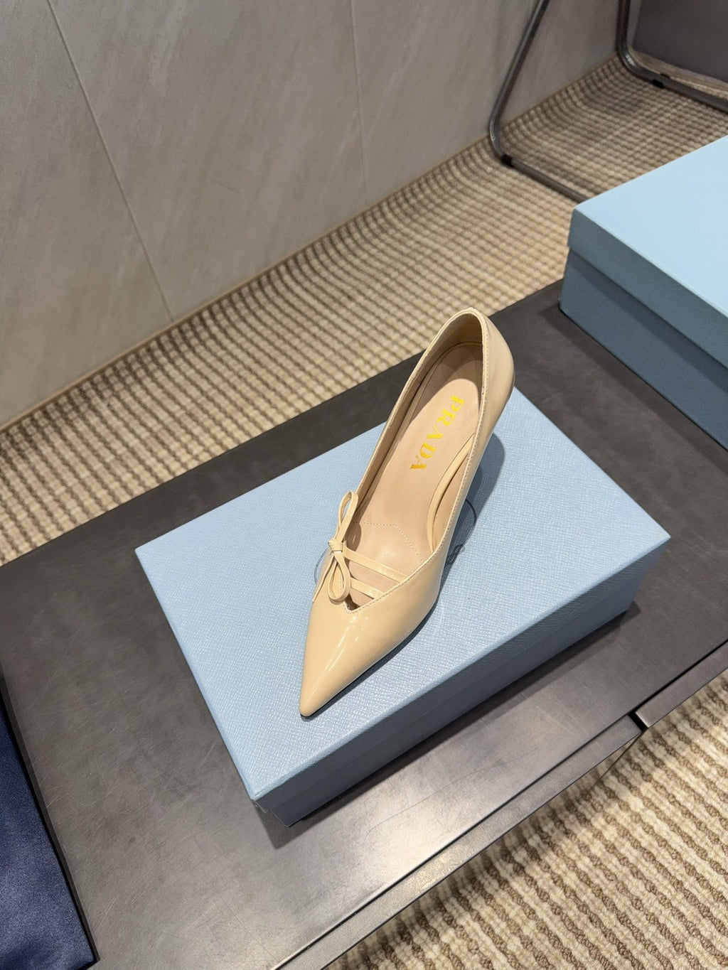 PRADA 26S POINTED TOE HEELS 75MM IN BEIGE CALFSKIN WITH BOW