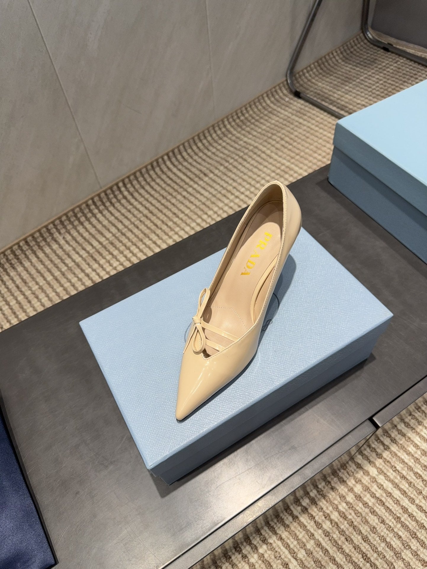 PRADA 26S POINTED TOE HEELS 75MM IN BEIGE CALFSKIN WITH BOW