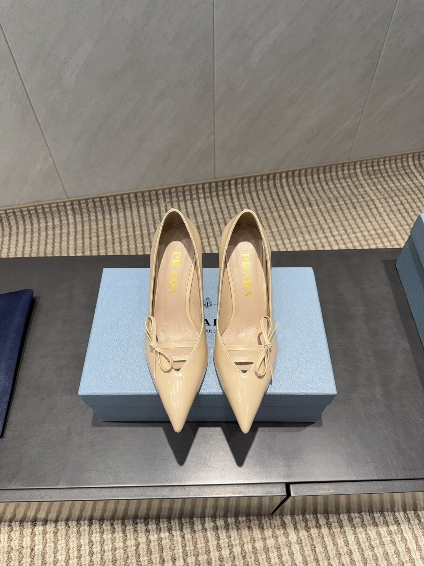 PRADA 26S POINTED TOE HEELS 75MM IN BEIGE CALFSKIN WITH BOW