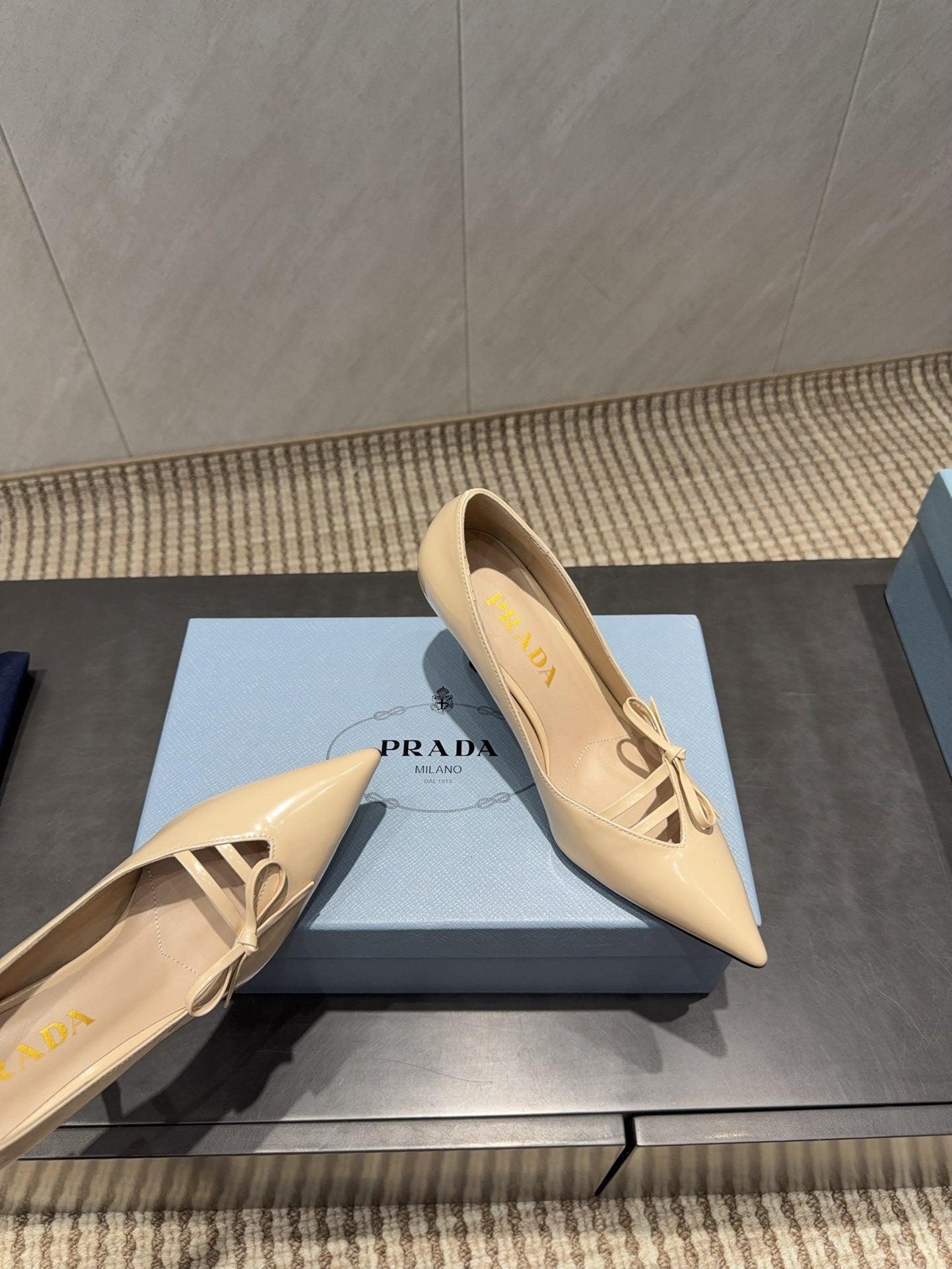 PRADA 26S POINTED TOE HEELS 75MM IN BEIGE CALFSKIN WITH BOW