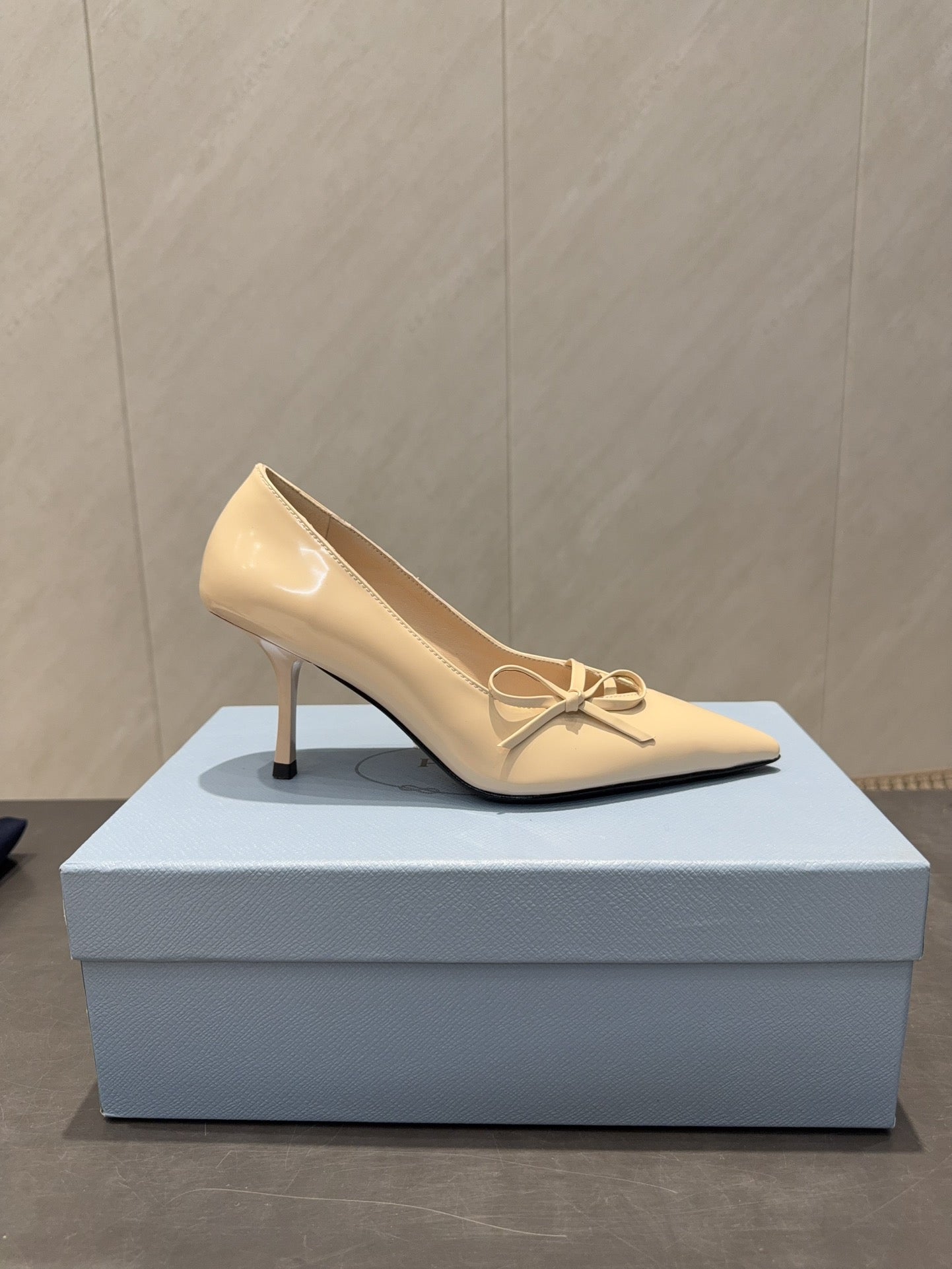 PRADA 26S POINTED TOE HEELS 75MM IN BEIGE CALFSKIN WITH BOW