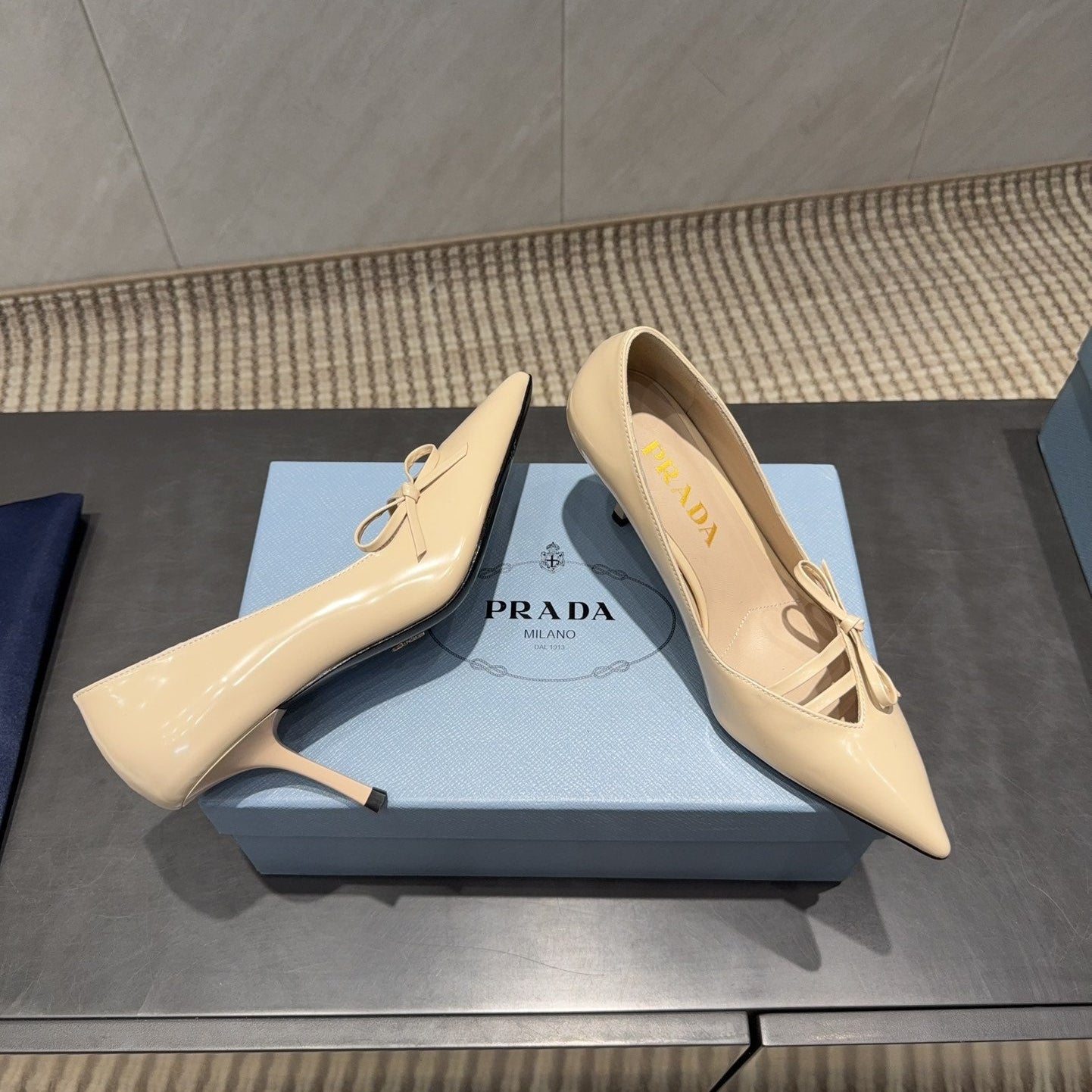 PRADA 26S POINTED TOE HEELS 75MM IN BEIGE CALFSKIN WITH BOW