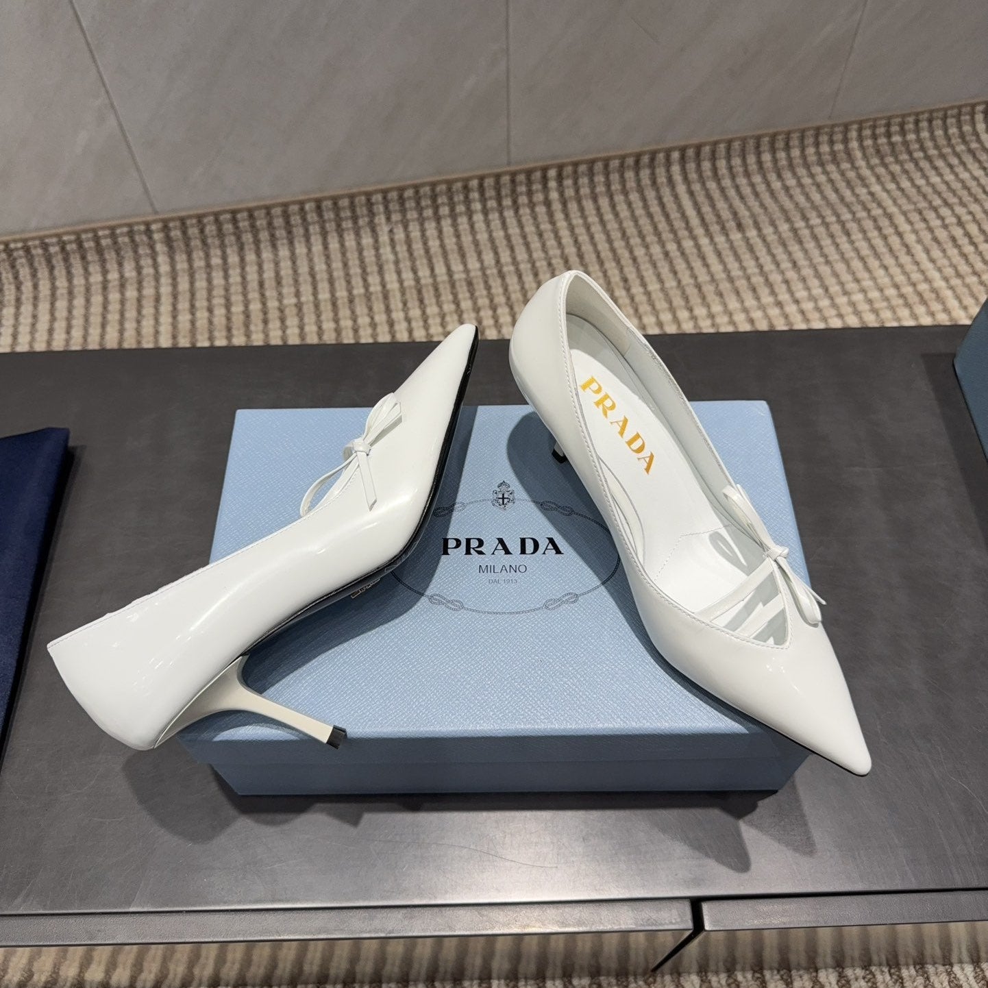 PRADA 26S POINTED TOE HEELS 75MM IN WHITE CALFSKIN WITH BOW