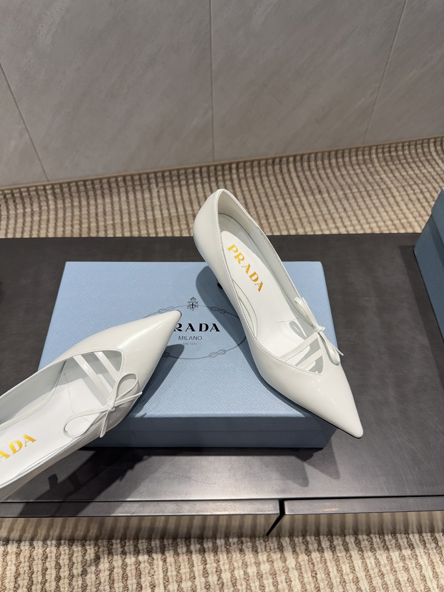 PRADA 26S POINTED TOE HEELS 75MM IN WHITE CALFSKIN WITH BOW