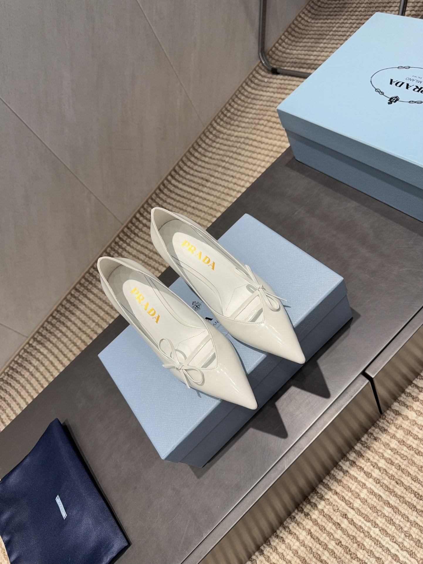 PRADA 26S POINTED TOE HEELS 75MM IN WHITE CALFSKIN WITH BOW
