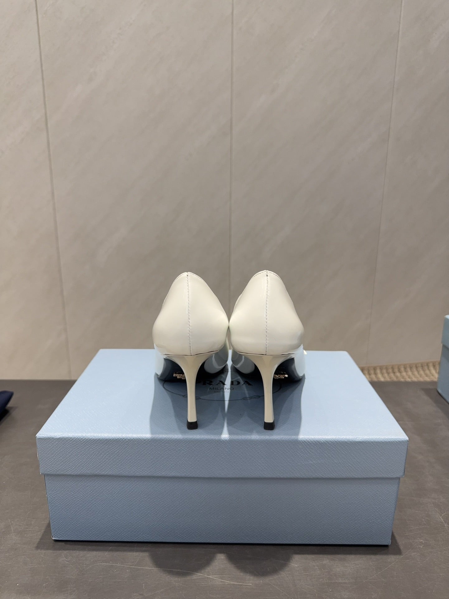 PRADA 26S POINTED TOE HEELS 75MM IN WHITE CALFSKIN WITH BOW