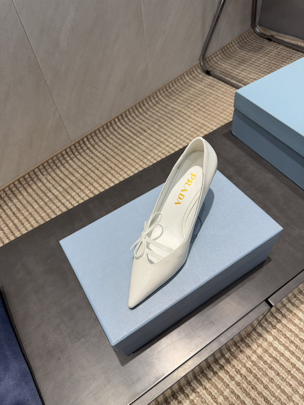 PRADA 26S POINTED TOE HEELS 75MM IN WHITE CALFSKIN WITH BOW