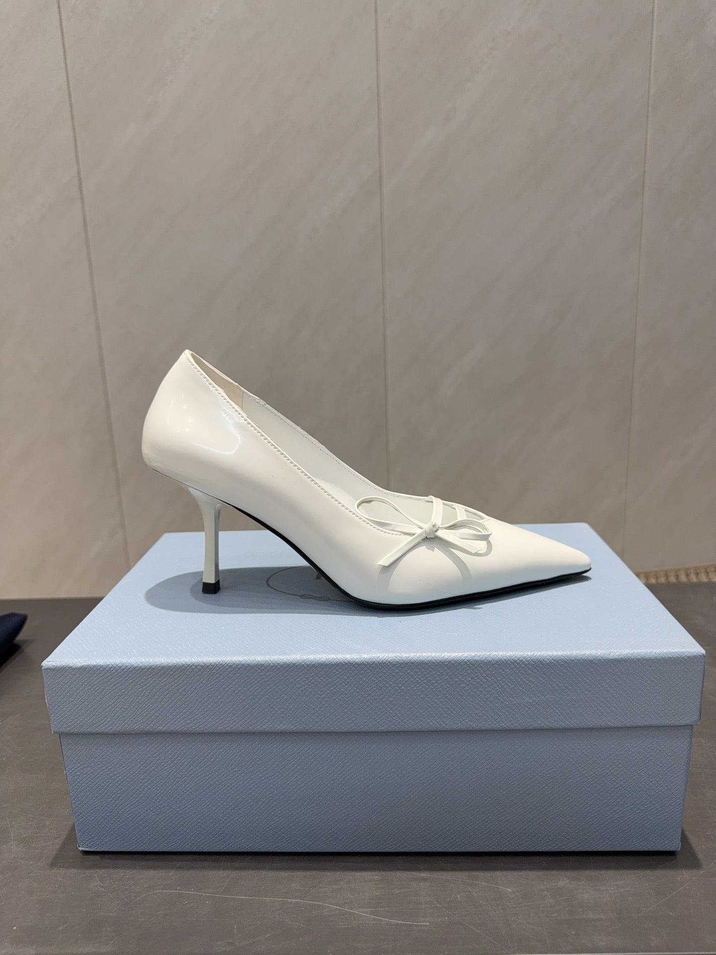 PRADA 26S POINTED TOE HEELS 75MM IN WHITE CALFSKIN WITH BOW