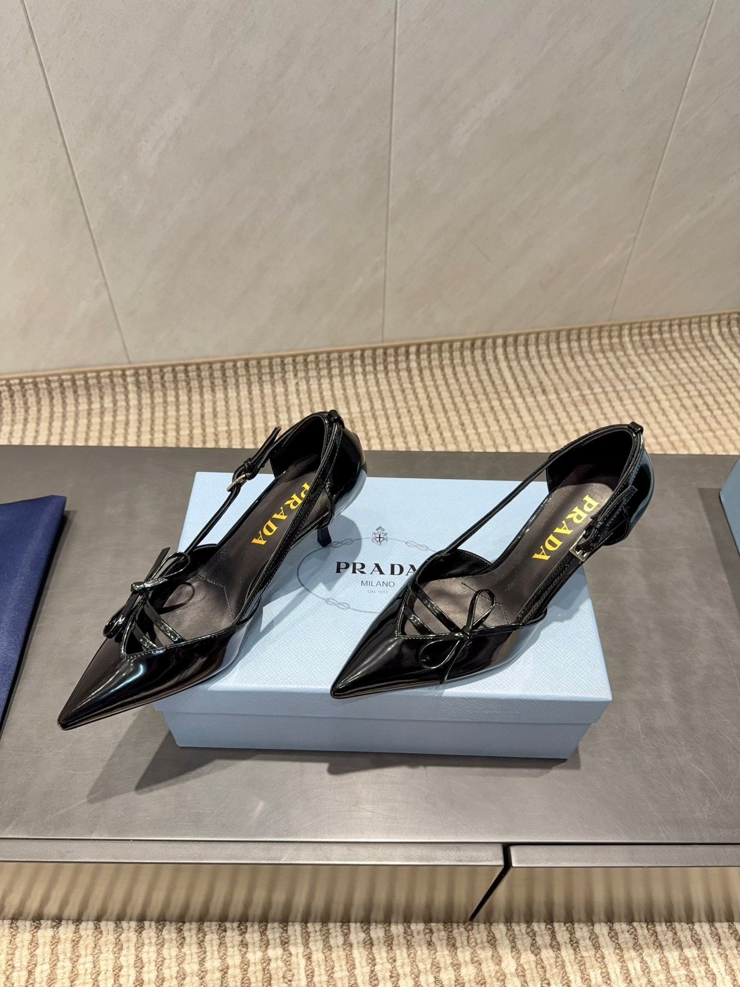 PRADA 26S POINTED TOE CUT OUT HIGH HEELS 75MM IN BLACK CALFSKIN WITH BOW