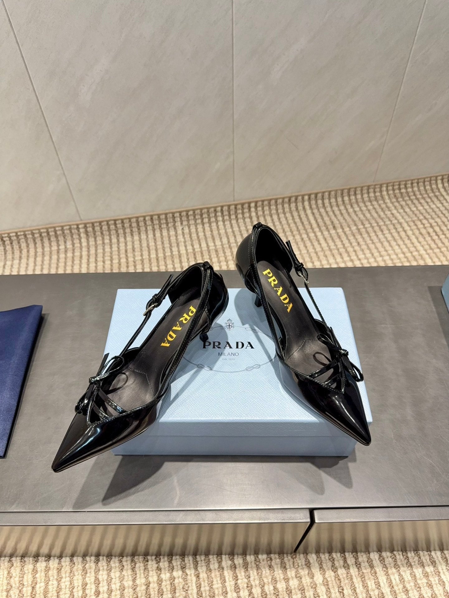 PRADA 26S POINTED TOE CUT OUT HIGH HEELS 75MM IN BLACK CALFSKIN WITH BOW