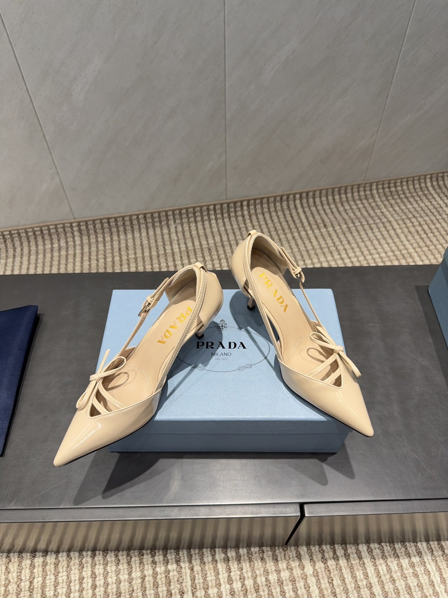 PRADA 26S POINTED TOE CUT OUT HIGH HEELS 75MM IN BEIGE CALFSKIN WITH BOW