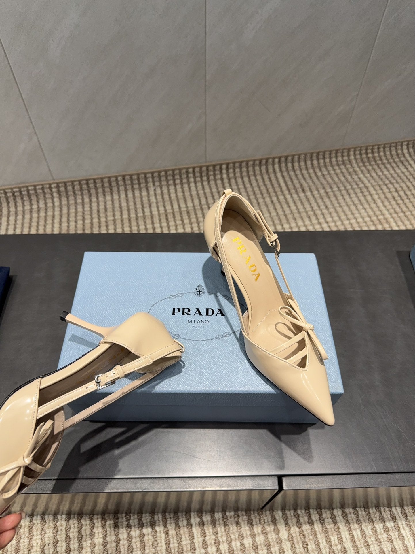 PRADA 26S POINTED TOE CUT OUT HIGH HEELS 75MM IN BEIGE CALFSKIN WITH BOW