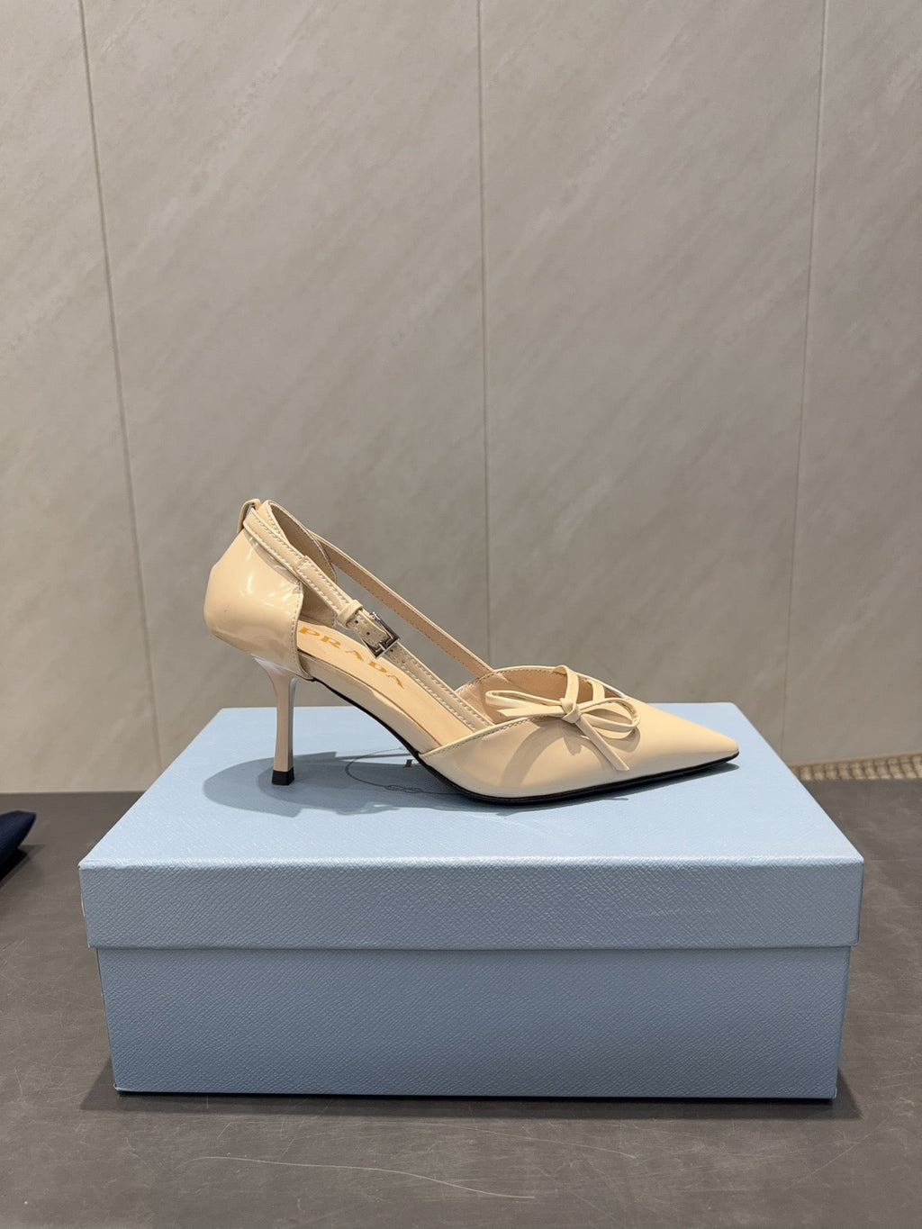 PRADA 26S POINTED TOE CUT OUT HIGH HEELS 75MM IN BEIGE CALFSKIN WITH BOW
