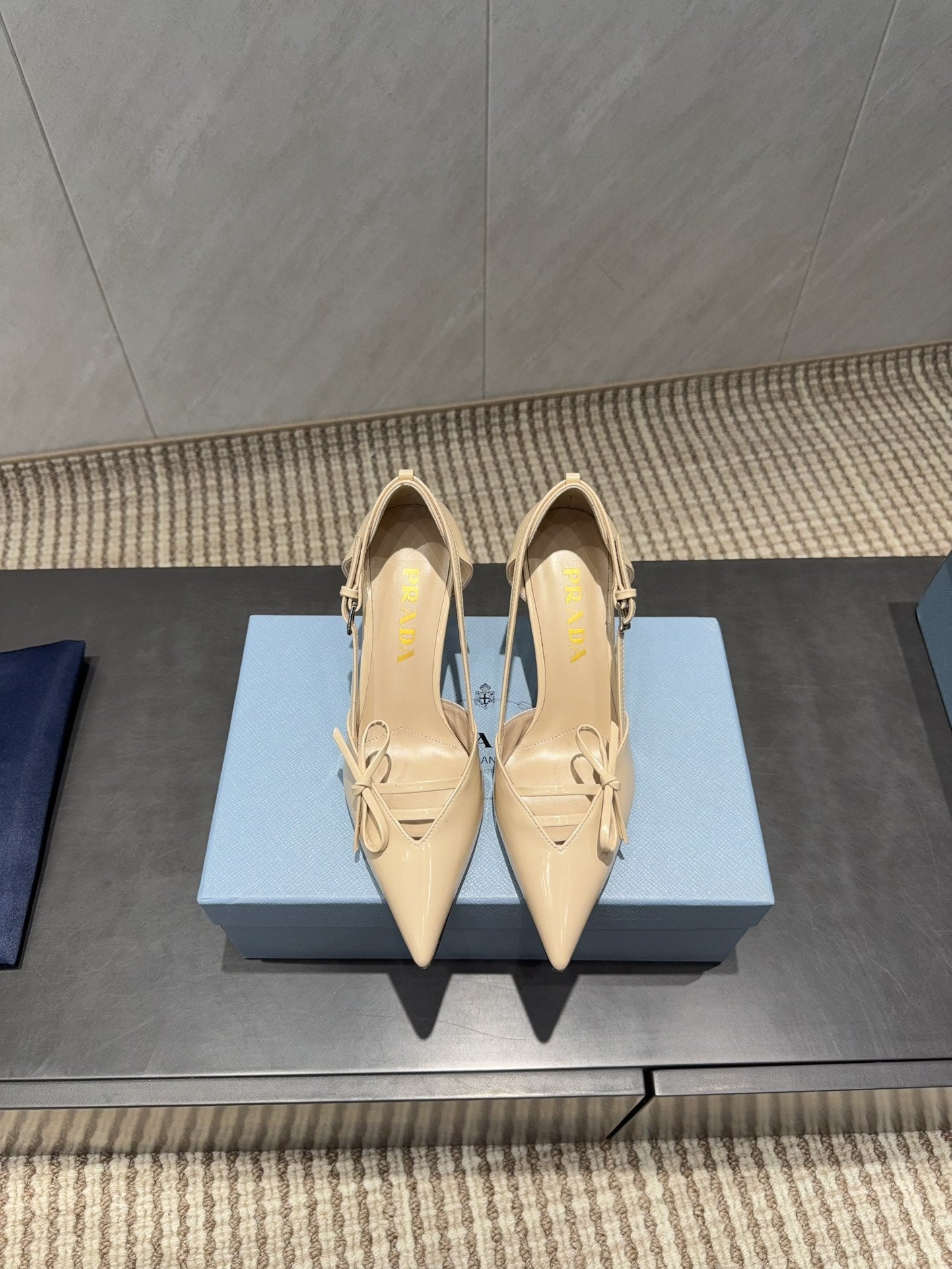 PRADA 26S POINTED TOE CUT OUT HIGH HEELS 75MM IN BEIGE CALFSKIN WITH BOW