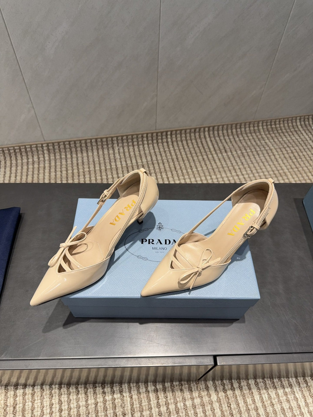 PRADA 26S POINTED TOE CUT OUT HIGH HEELS 75MM IN BEIGE CALFSKIN WITH BOW