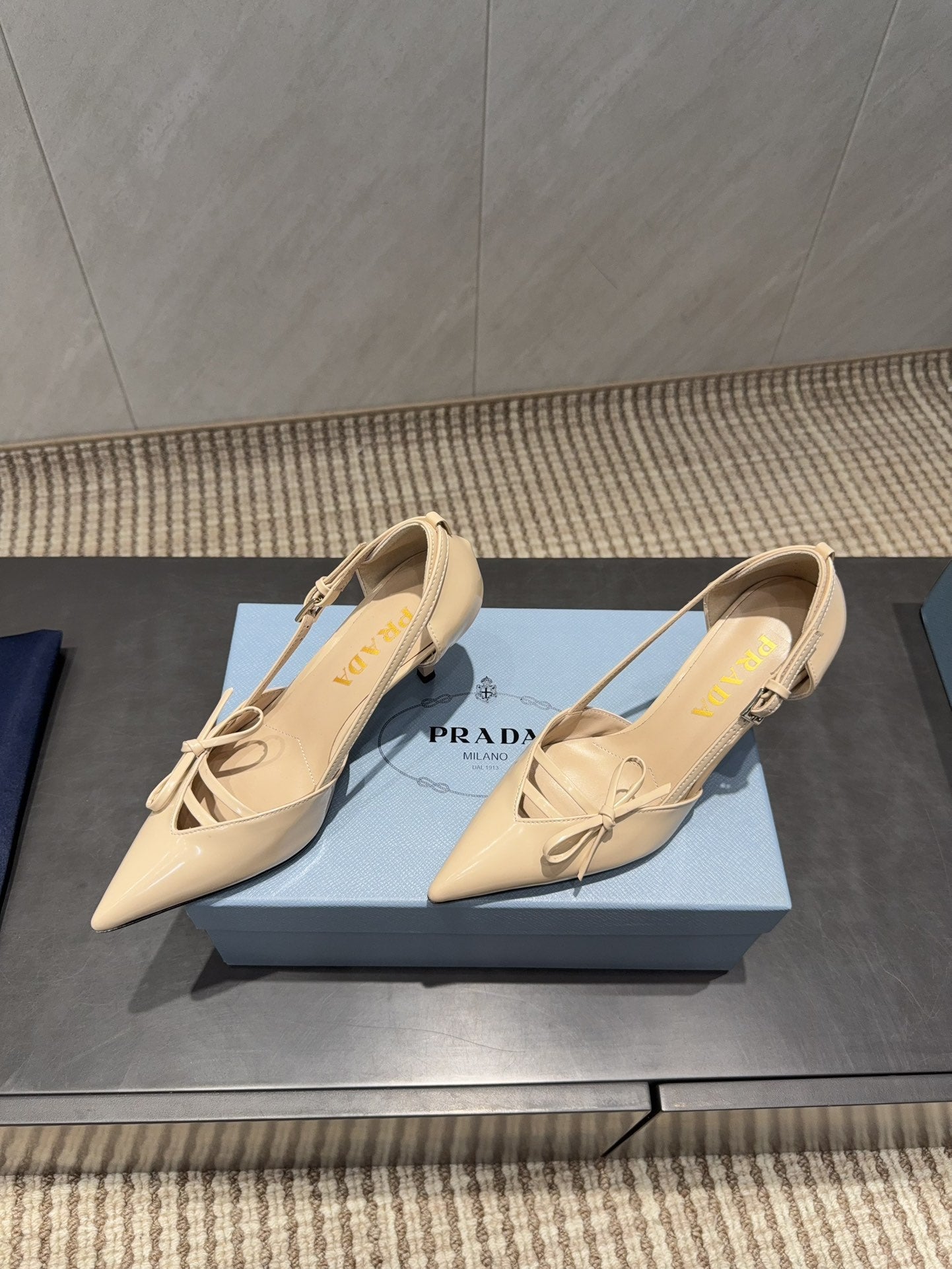 PRADA 26S POINTED TOE CUT OUT HIGH HEELS 75MM IN BEIGE CALFSKIN WITH BOW