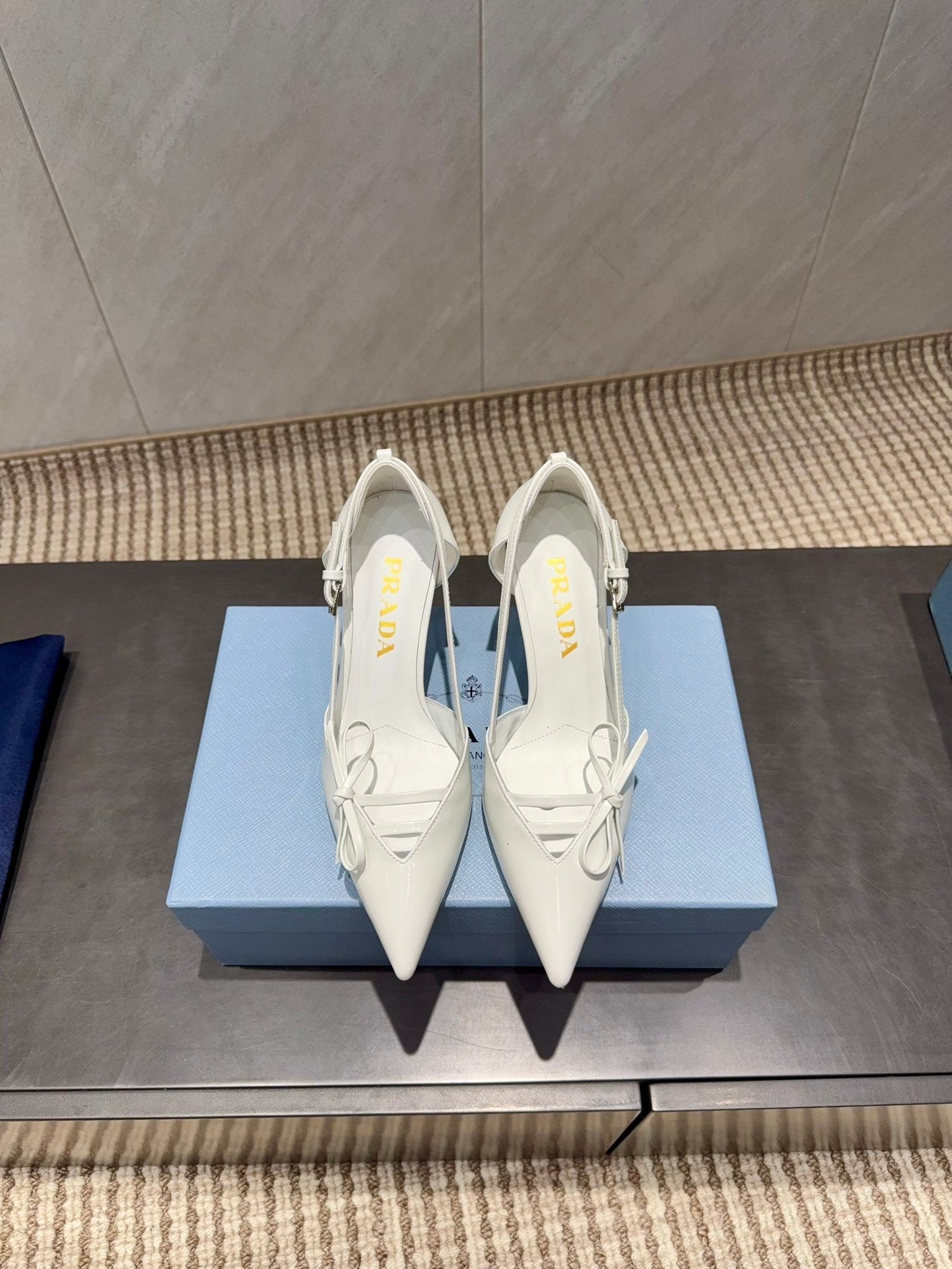 PRADA 26S POINTED TOE CUT OUT HIGH HEELS 75MM IN WHITE CALFSKIN WITH BOW