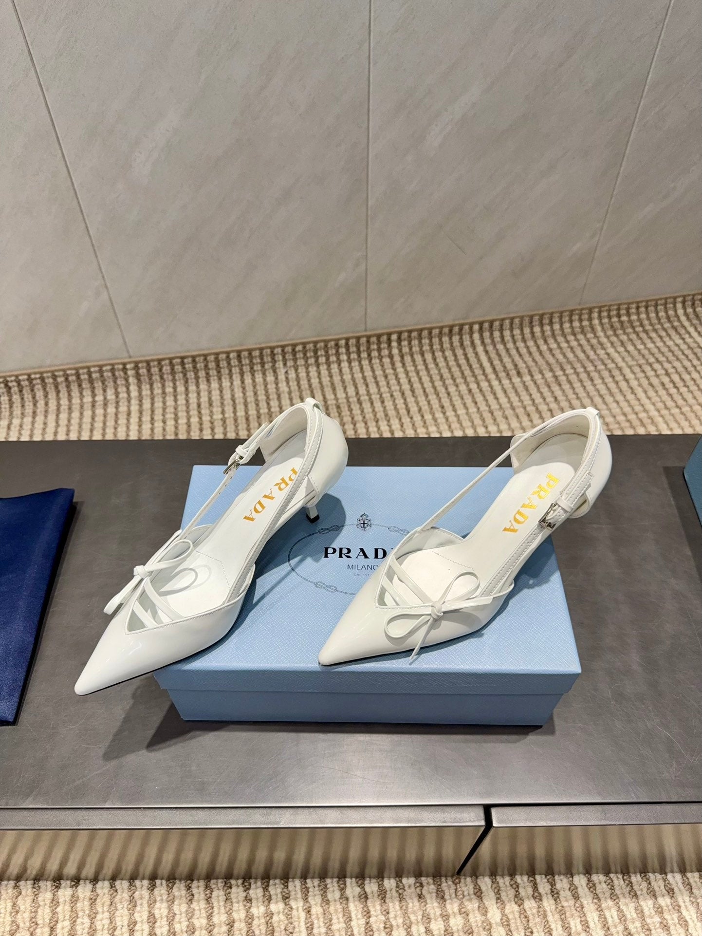 PRADA 26S POINTED TOE CUT OUT HIGH HEELS 75MM IN WHITE CALFSKIN WITH BOW