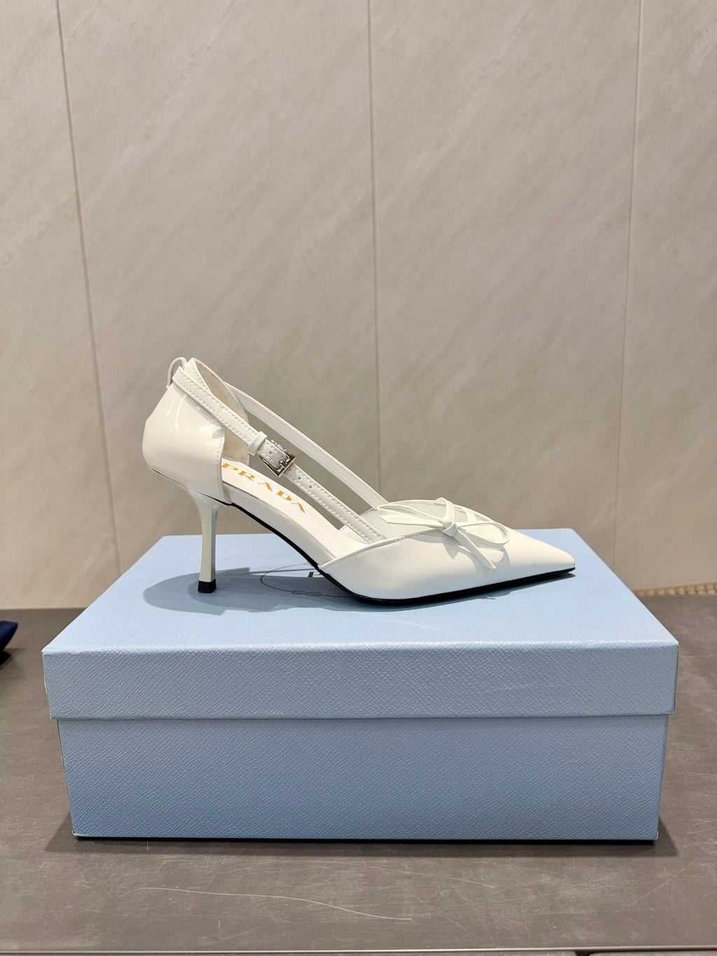 PRADA 26S POINTED TOE CUT OUT HIGH HEELS 75MM IN WHITE CALFSKIN WITH BOW