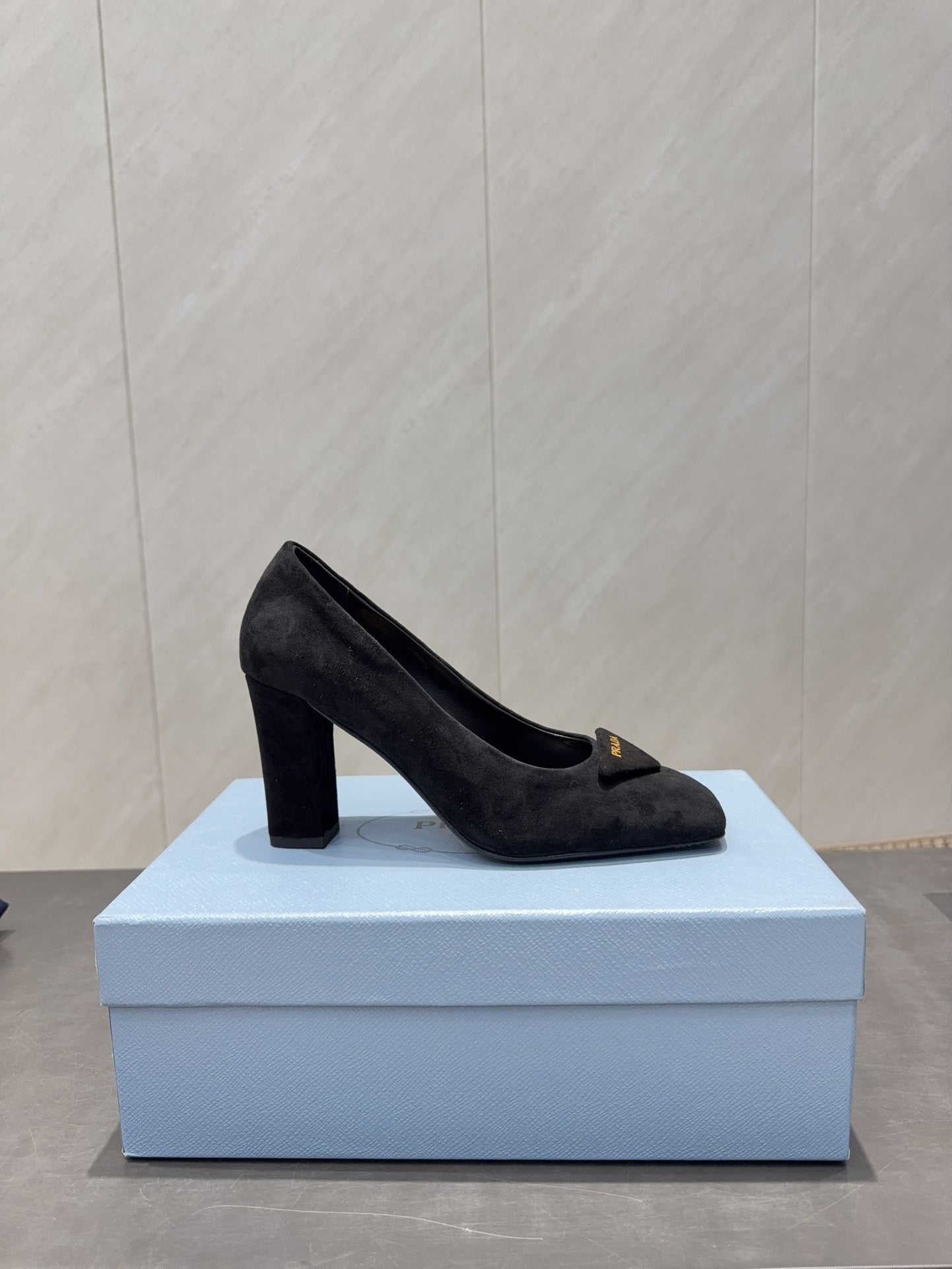 PRADA 26S SQUARE TOE HIGH HEELS 85MM IN BLACK SUEDE WITH LOGO