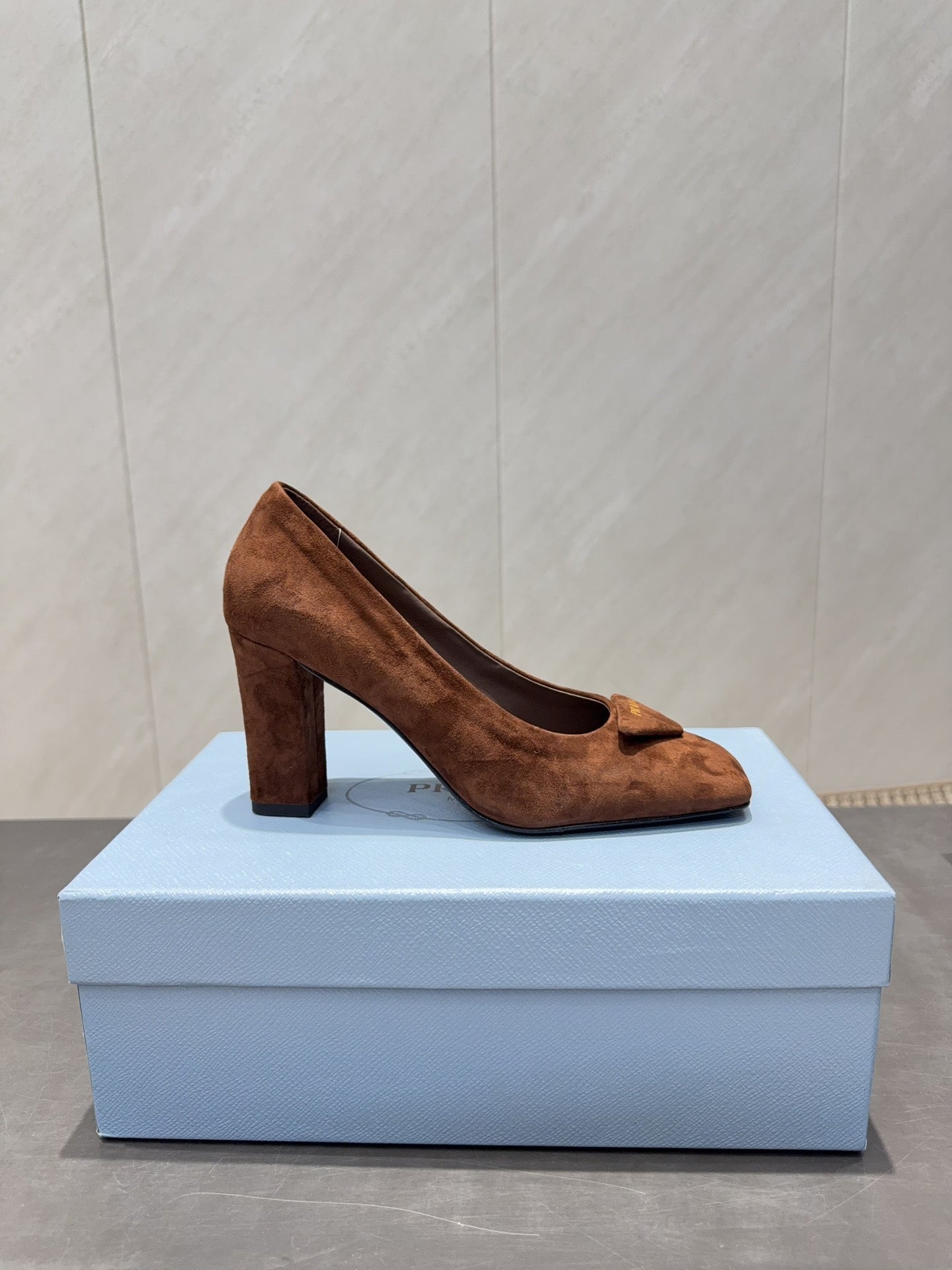 PRADA 26S SQUARE TOE HIGH HEELS 85MM IN CARAMEL BROWN SUEDE WITH LOGO
