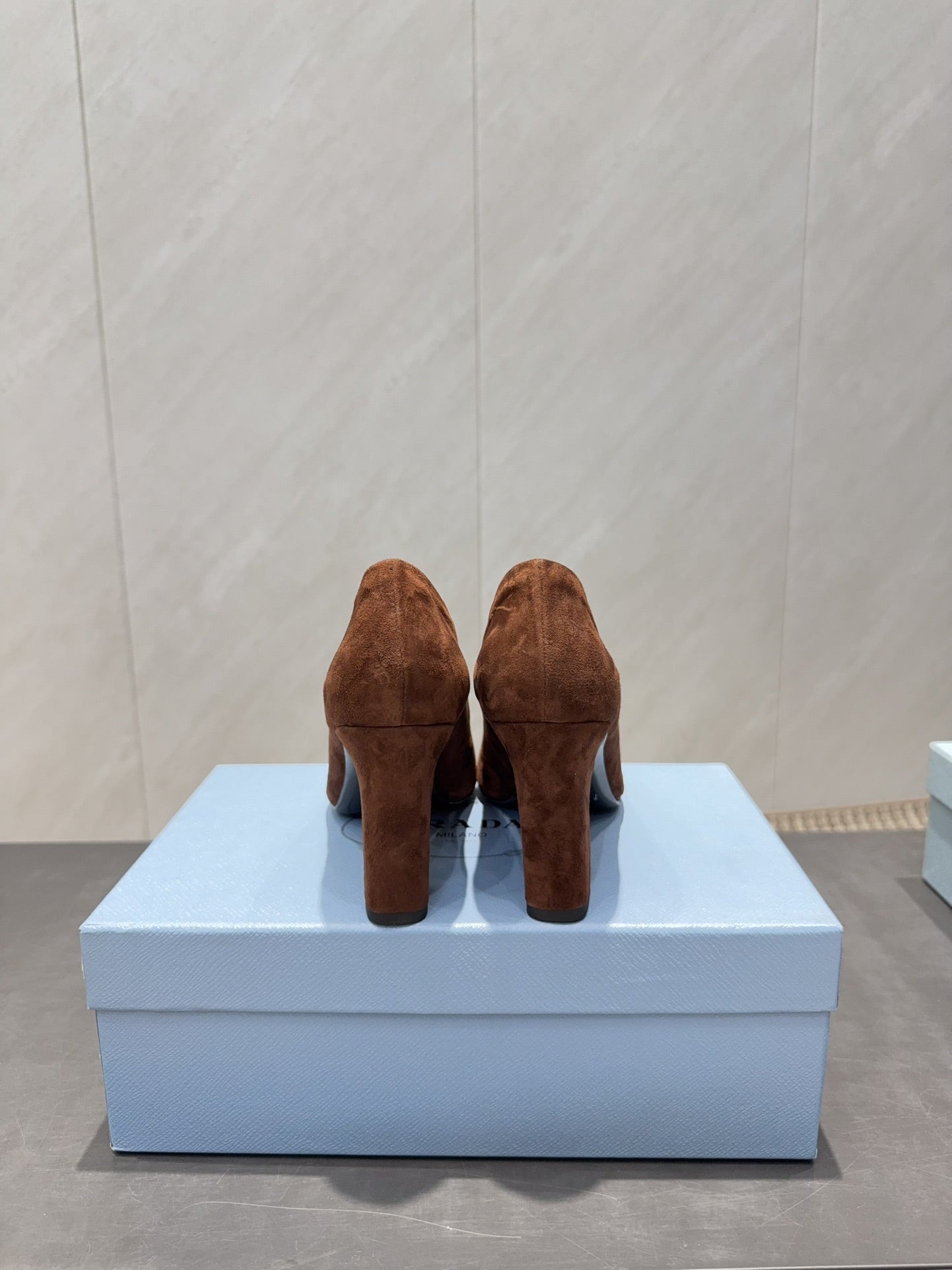 PRADA 26S SQUARE TOE HIGH HEELS 85MM IN CARAMEL BROWN SUEDE WITH LOGO