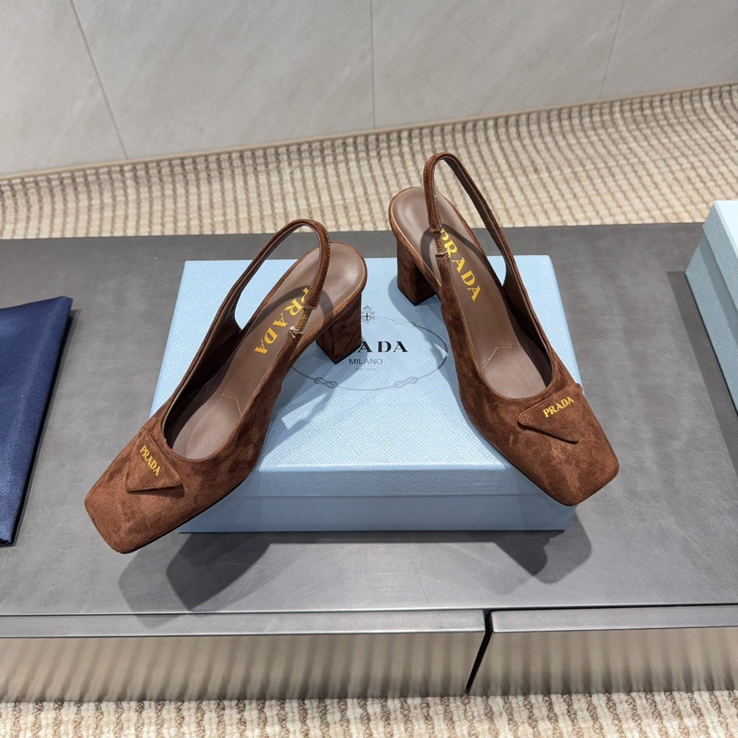 PRADA 26S LOW HEEL SQUARE TOE SLINGBACK SHOES 85MM IN CARAMEL BROWN SUEDE WITH LOGO