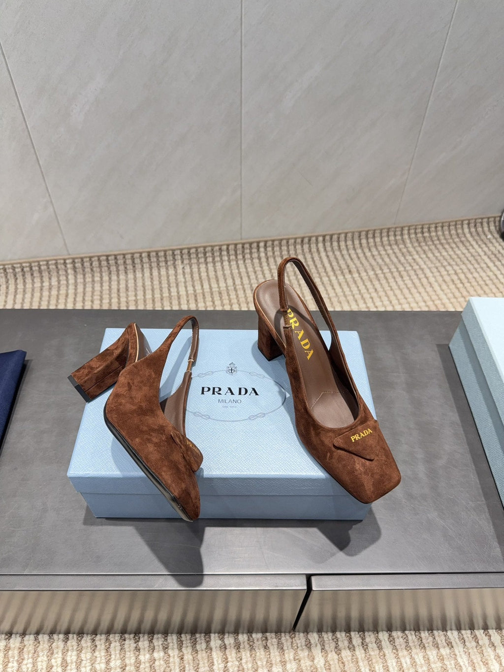 PRADA 26S LOW HEEL SQUARE TOE SLINGBACK SHOES 85MM IN CARAMEL BROWN SUEDE WITH LOGO