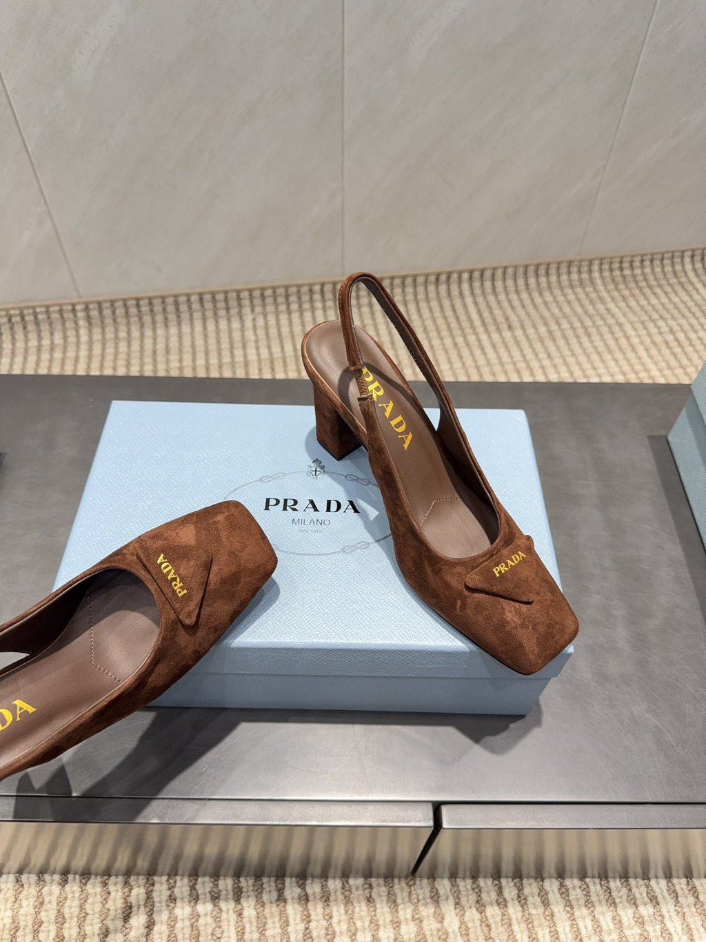 PRADA 26S LOW HEEL SQUARE TOE SLINGBACK SHOES 85MM IN CARAMEL BROWN SUEDE WITH LOGO