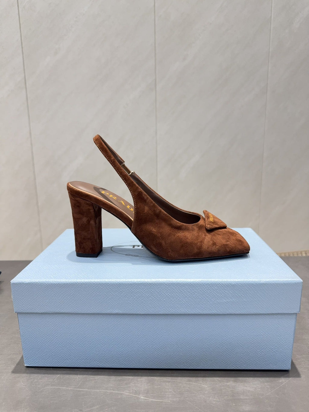 PRADA 26S LOW HEEL SQUARE TOE SLINGBACK SHOES 85MM IN CARAMEL BROWN SUEDE WITH LOGO