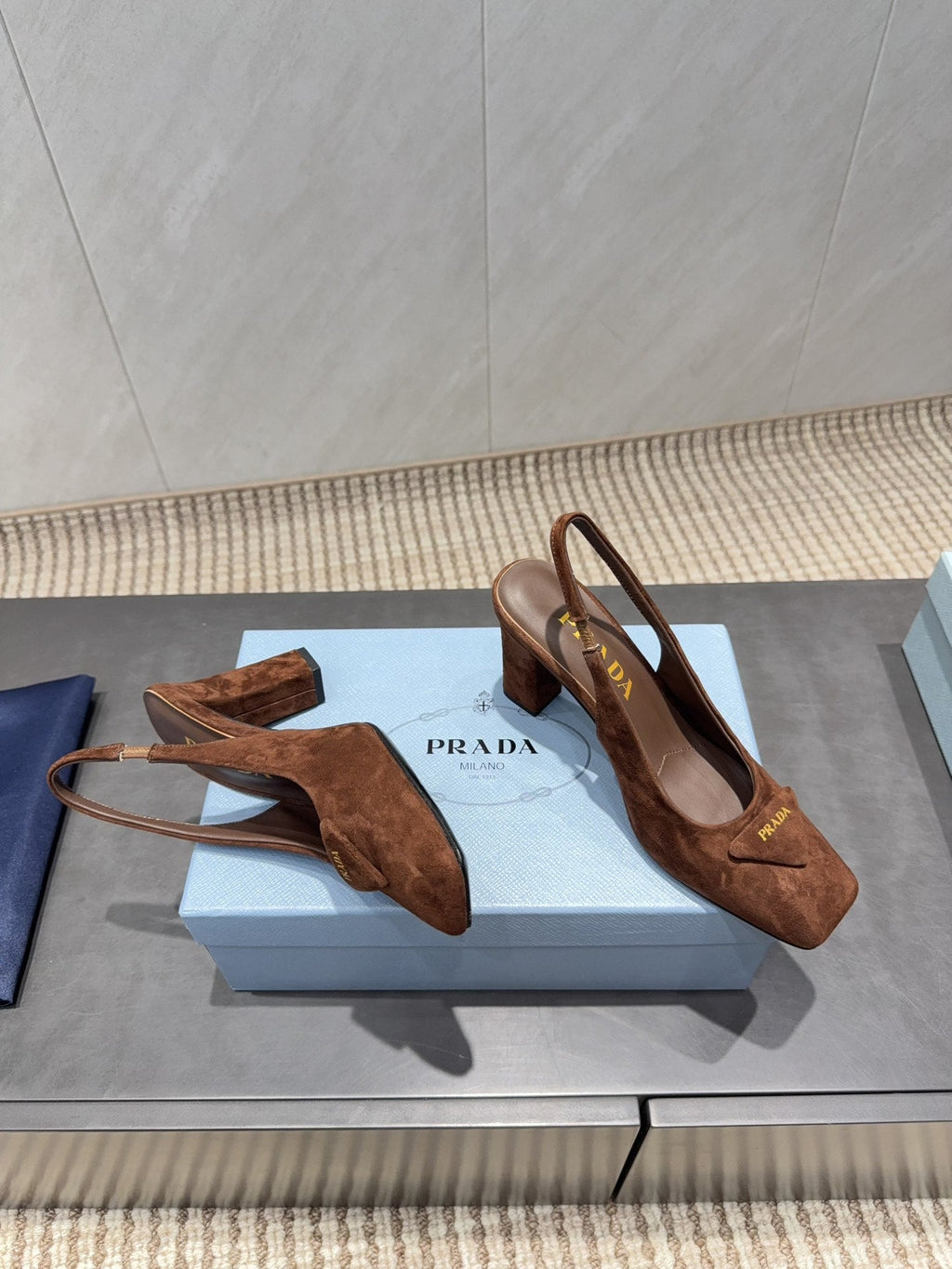 PRADA 26S LOW HEEL SQUARE TOE SLINGBACK SHOES 85MM IN CARAMEL BROWN SUEDE WITH LOGO