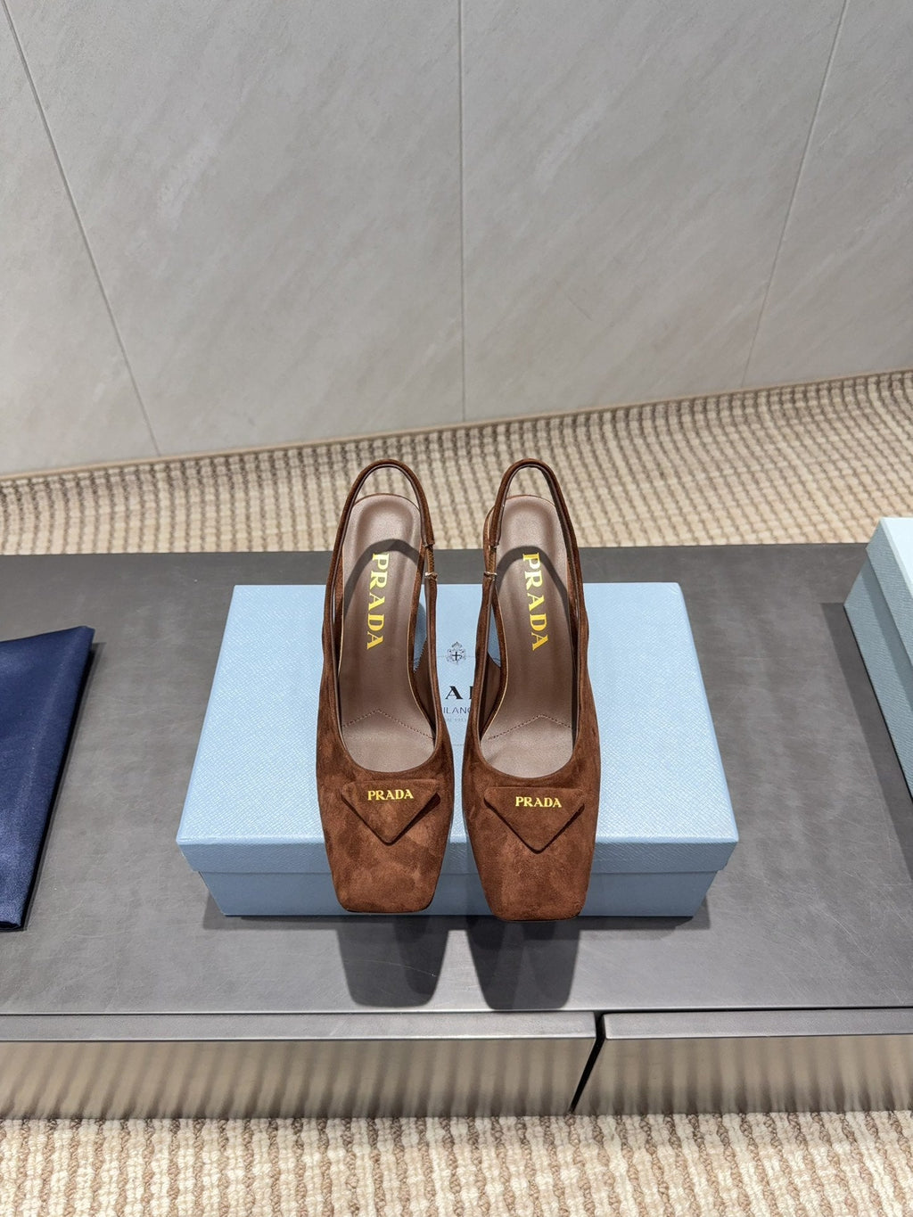 PRADA 26S LOW HEEL SQUARE TOE SLINGBACK SHOES 85MM IN CARAMEL BROWN SUEDE WITH LOGO