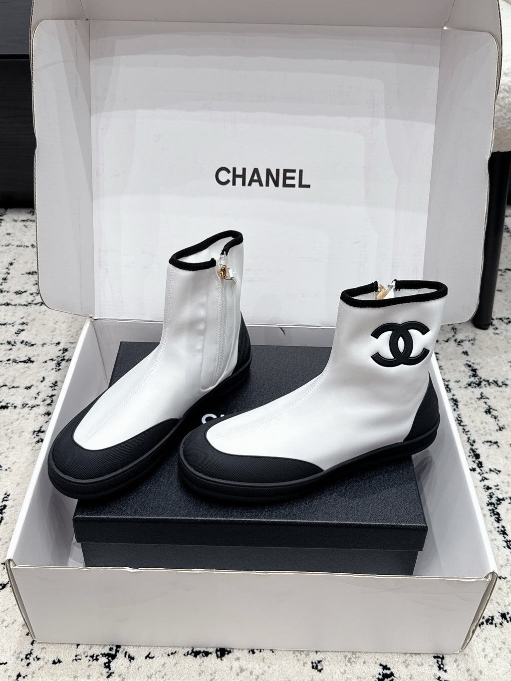 CHANEL 26S ZIPPER BOOTS IN WHITE MIX BLACK FABRIC AND LAMBSKIN