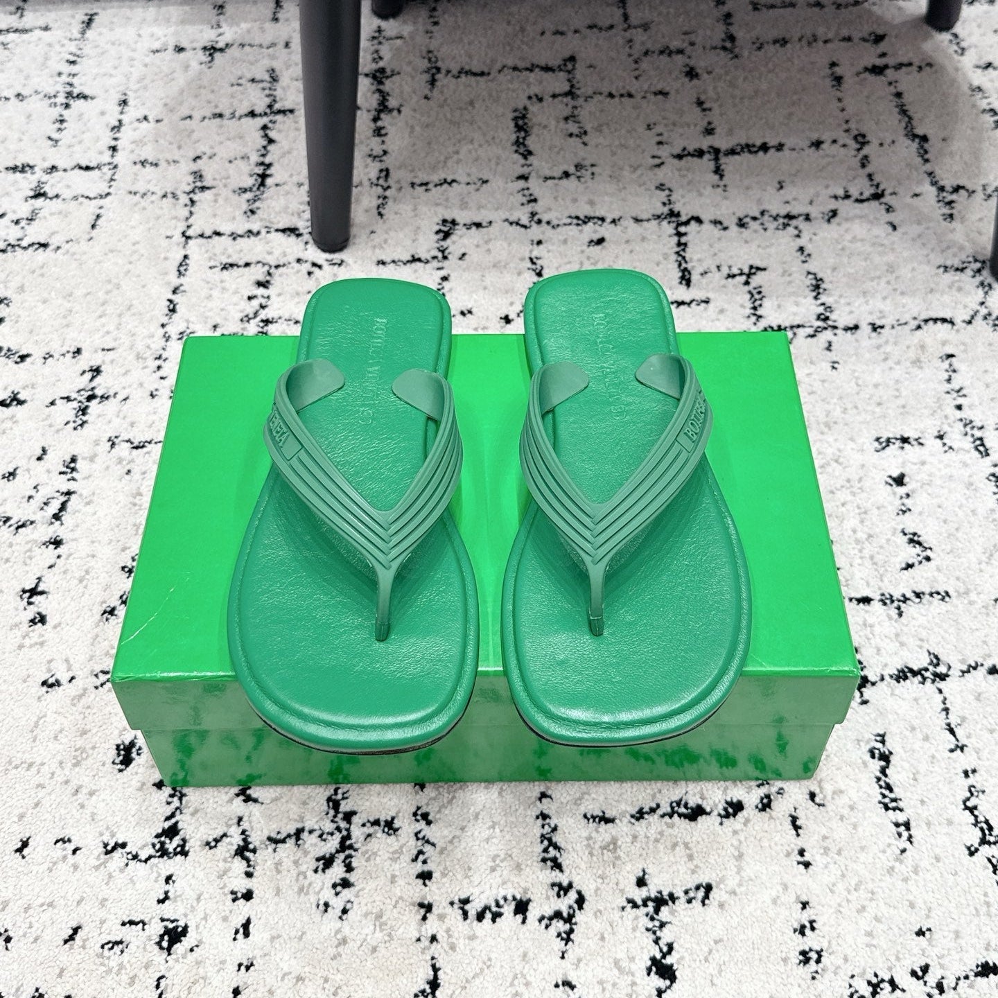 BOTTEGA VENETA 26S THONG SANDALS IN GREEN TPU
