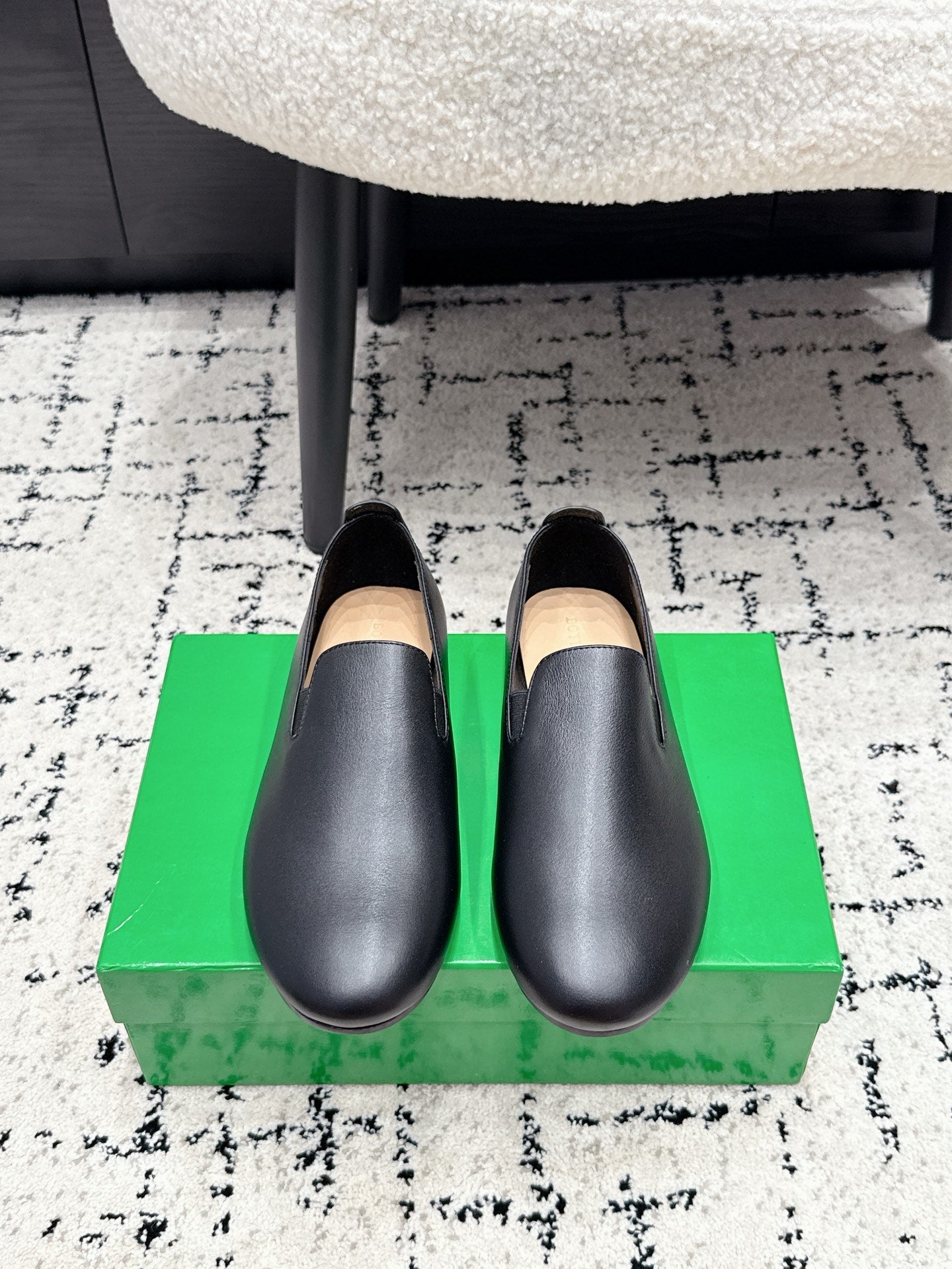 BOTTEGA VENETA 26S FLAT LOAFERS IN BLACK CALFSKIN