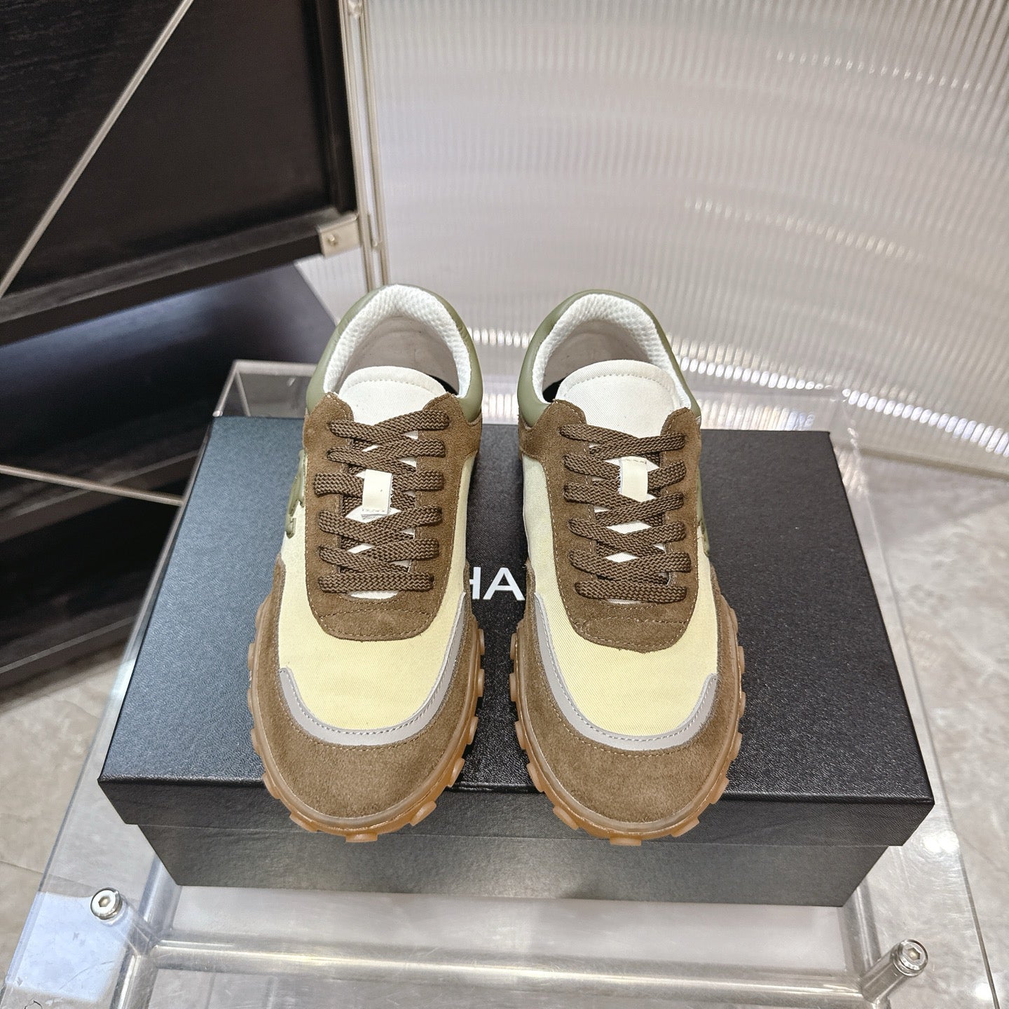 CHANEL 26S LOW TOP SNEAKERS IN BROWN SUEDE AND GREEN FABRIC WITH RUBBER SOLE